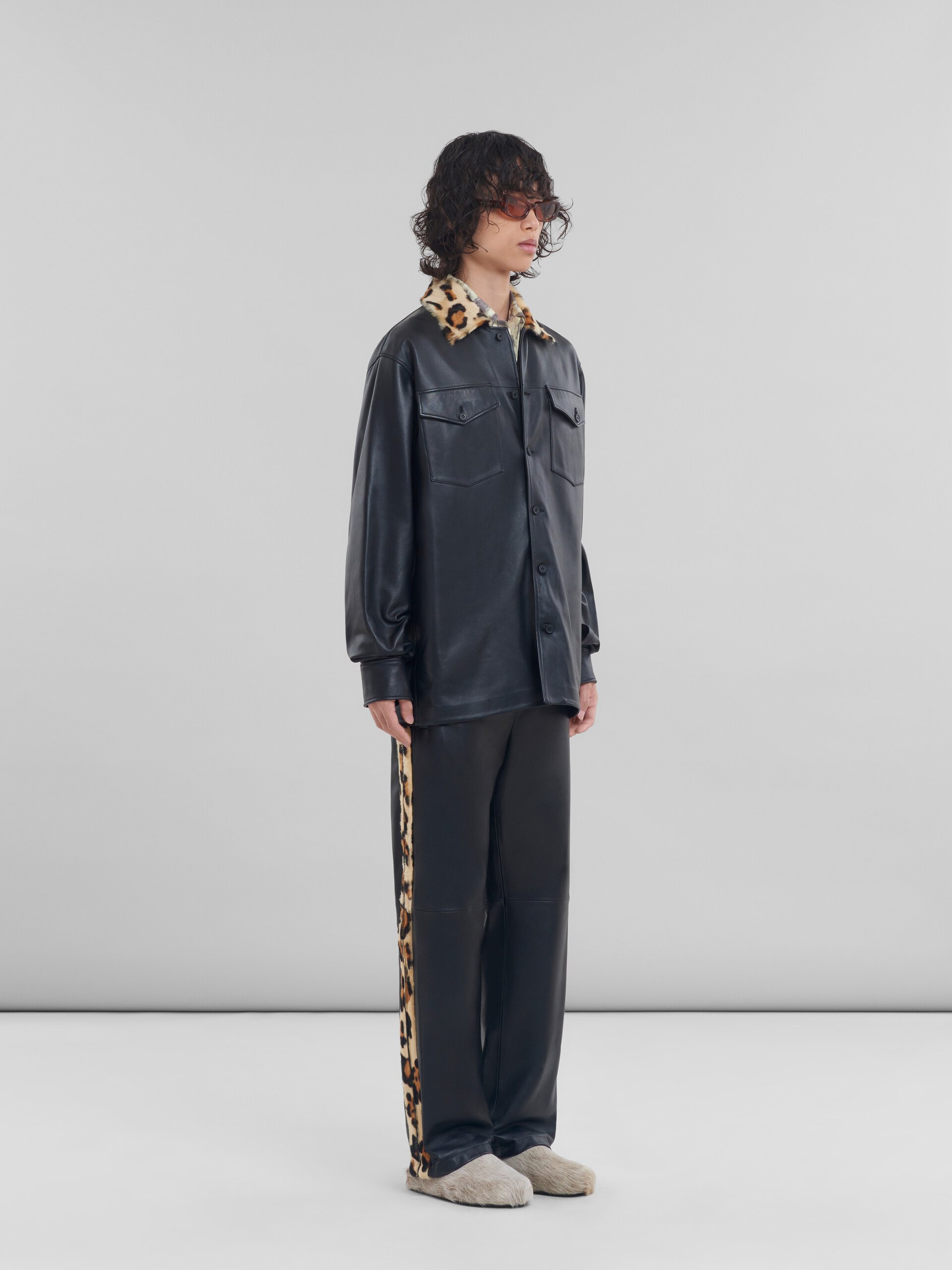 Chemise en cuir nappa avec col en shearling à motif animalier - Chemises - Image 6