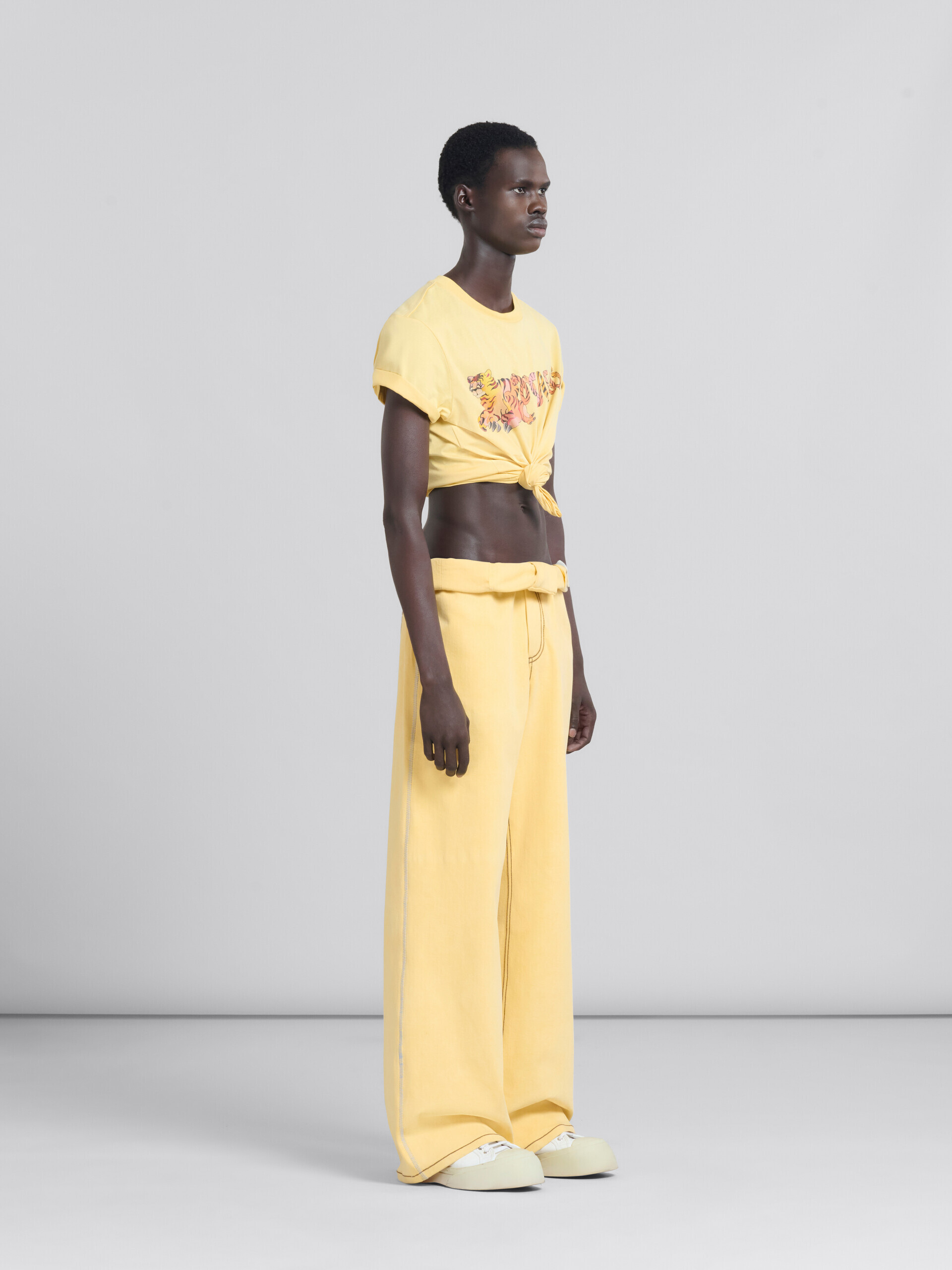 Yellow organic denim trousers with contrast stitching - Pants - Image 5