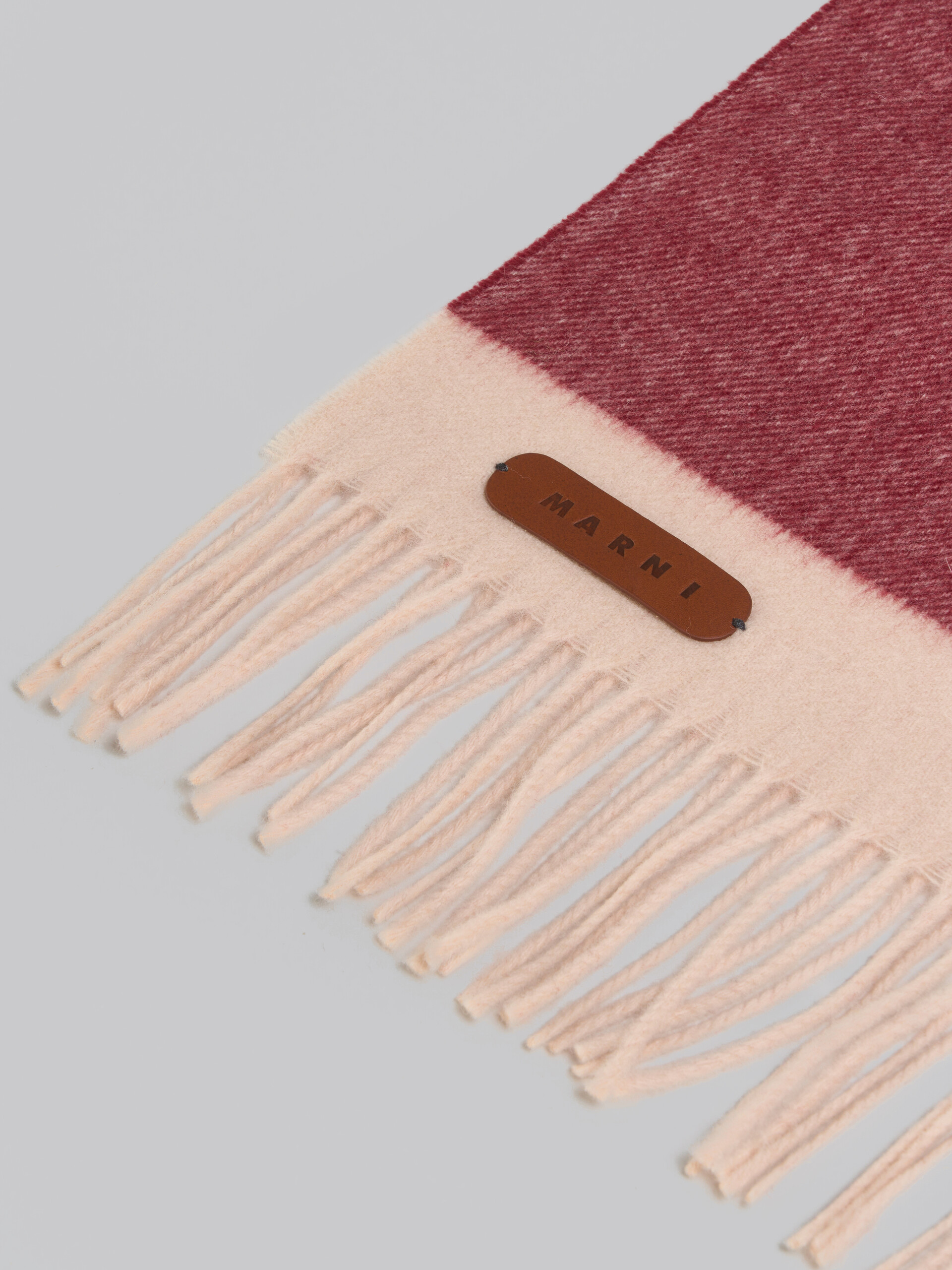 Sciarpa in cashmere e lana vergine bordeaux con applicazione in pelle - Sciarpe - Image 3