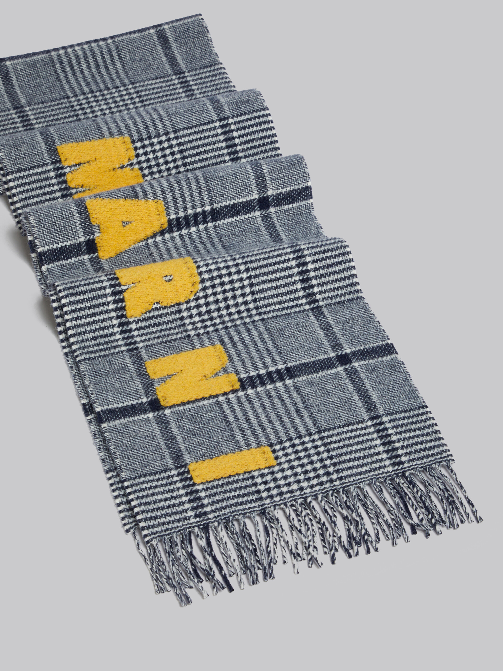 Écharpe en laine bleue à carreaux avec logo - Écharpes - Image 3