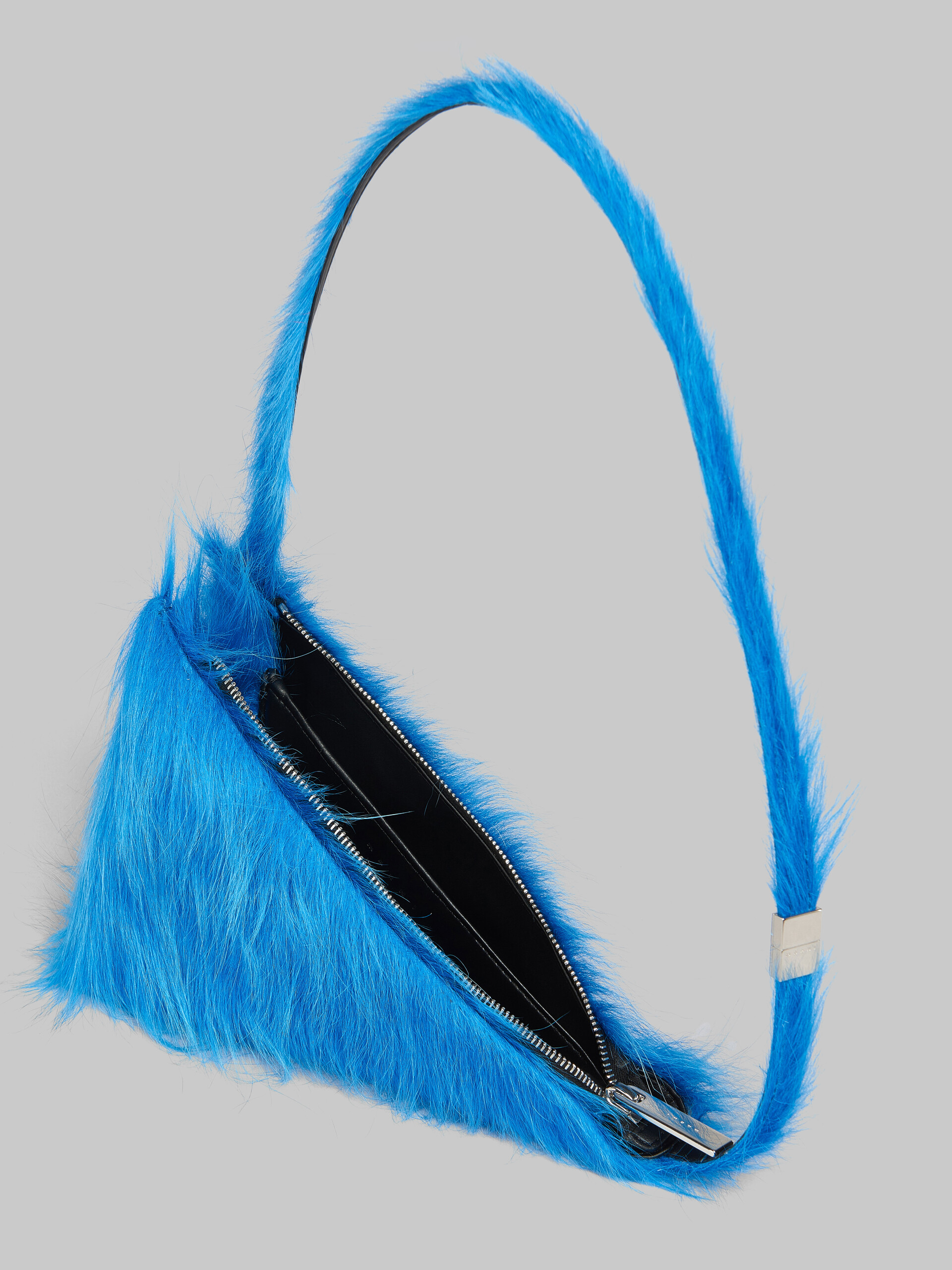 Sac à bandoulière triangulaire Prisma bleu en cuir de veau à poils longs - Sacs portés épaule - Image 4