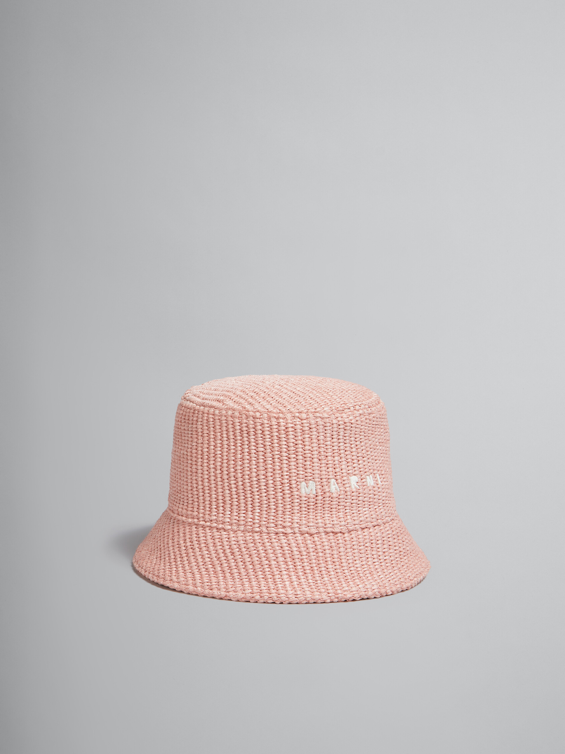 로고 자수 장식 핑크 라피아 버킷 햇. - 모자 - Image 1