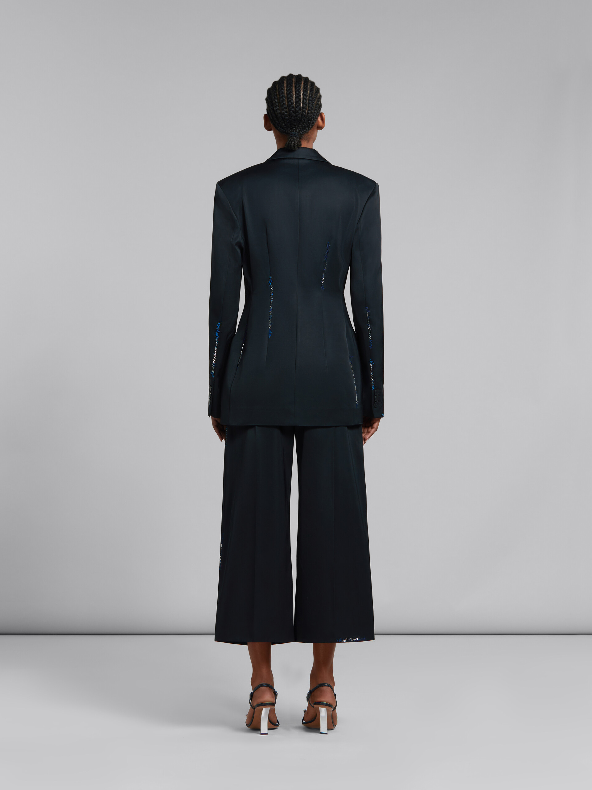 Veste en satin duchesse noir avec effet raccommodé en perles - Manteaux - Image 3