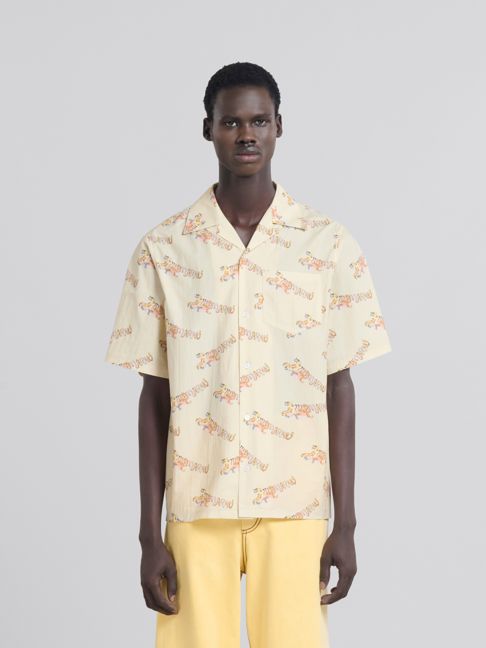 Camisa de corte bowling de algodón orgánico beige con estampado - Camisas - Image 1