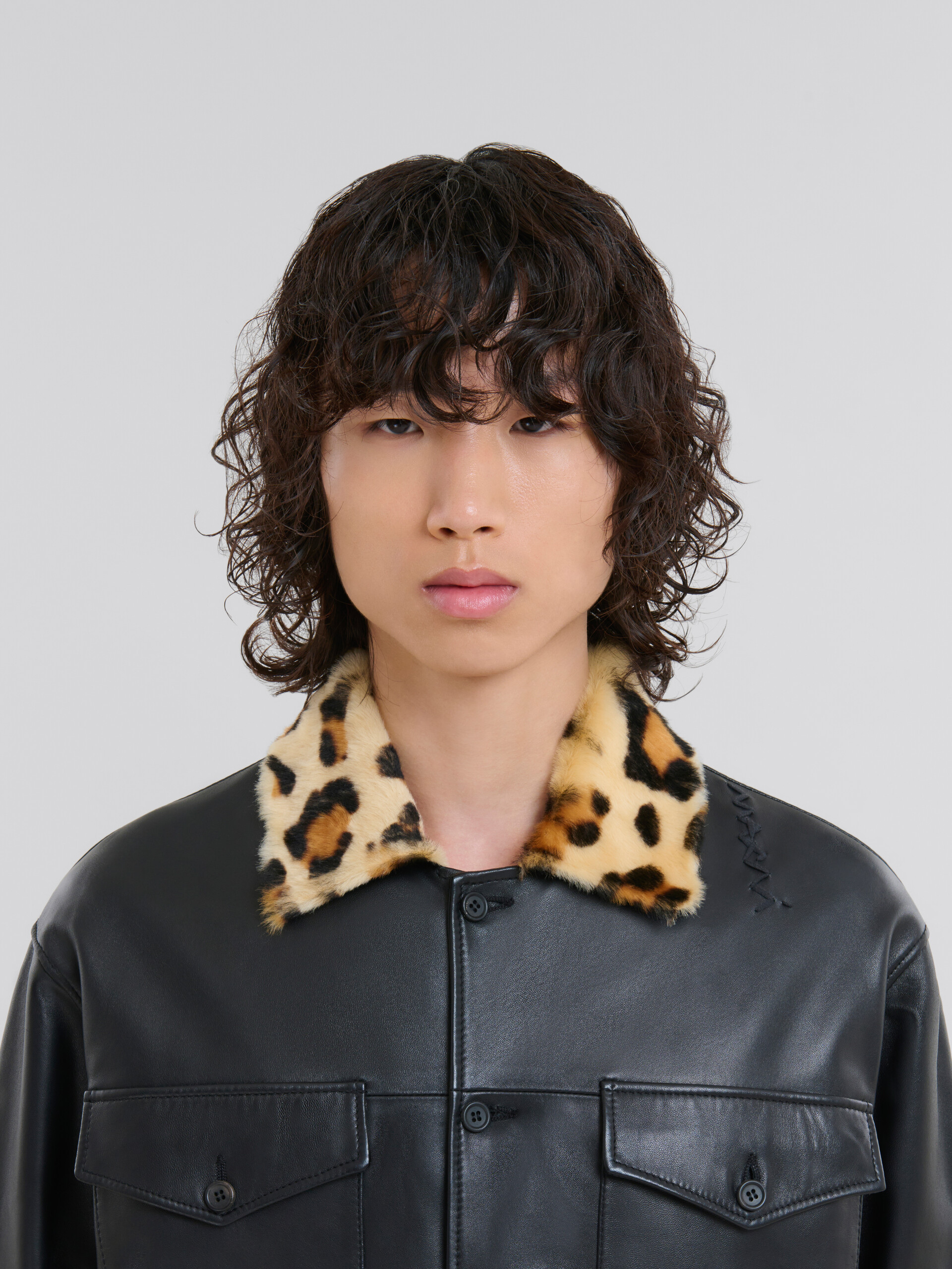 Chemise en cuir nappa avec col en shearling à motif animalier - Chemises - Image 4