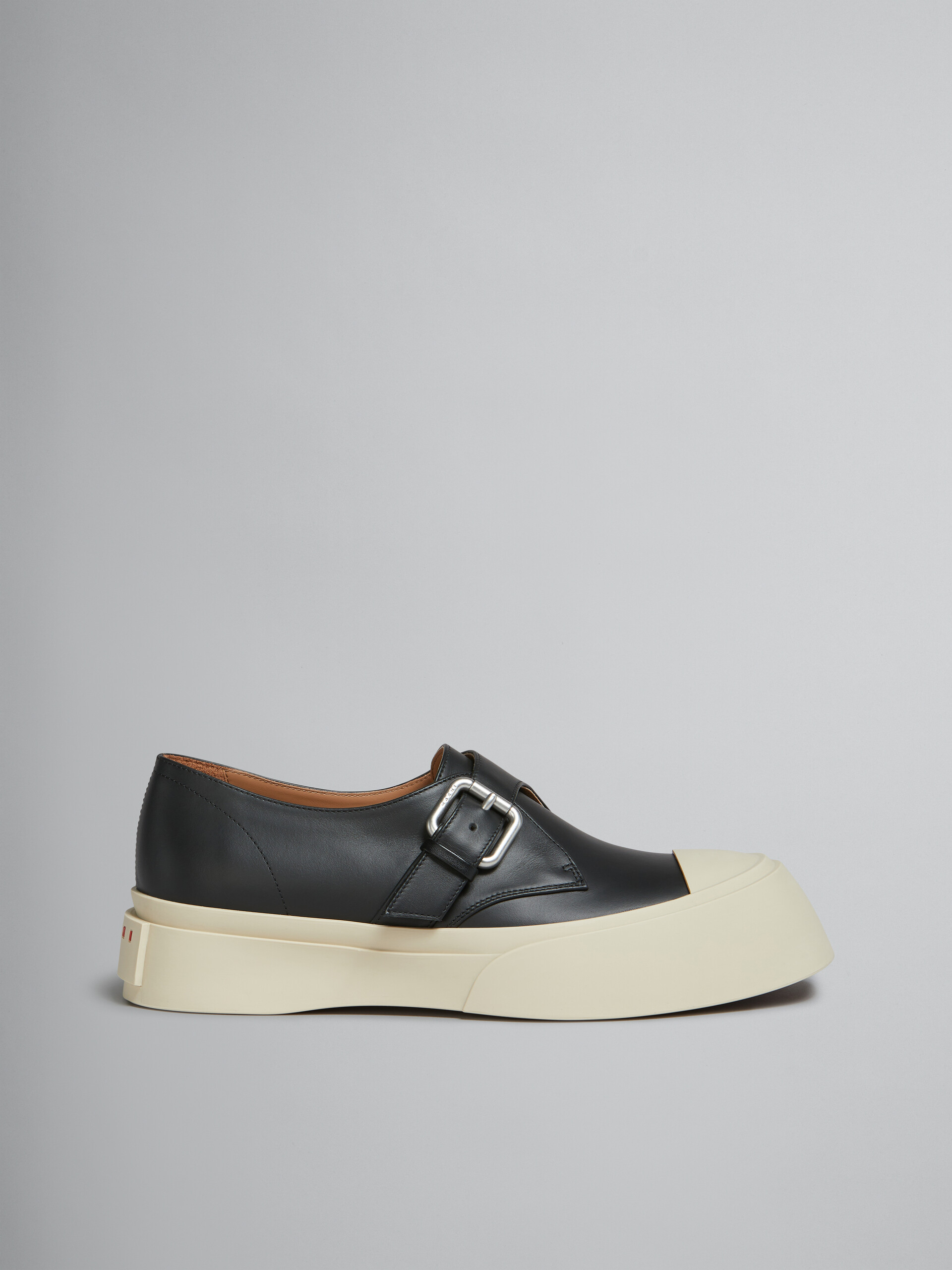 Zapato Pablo con cierre de hebilla de piel negra - Sneakers - Image 1