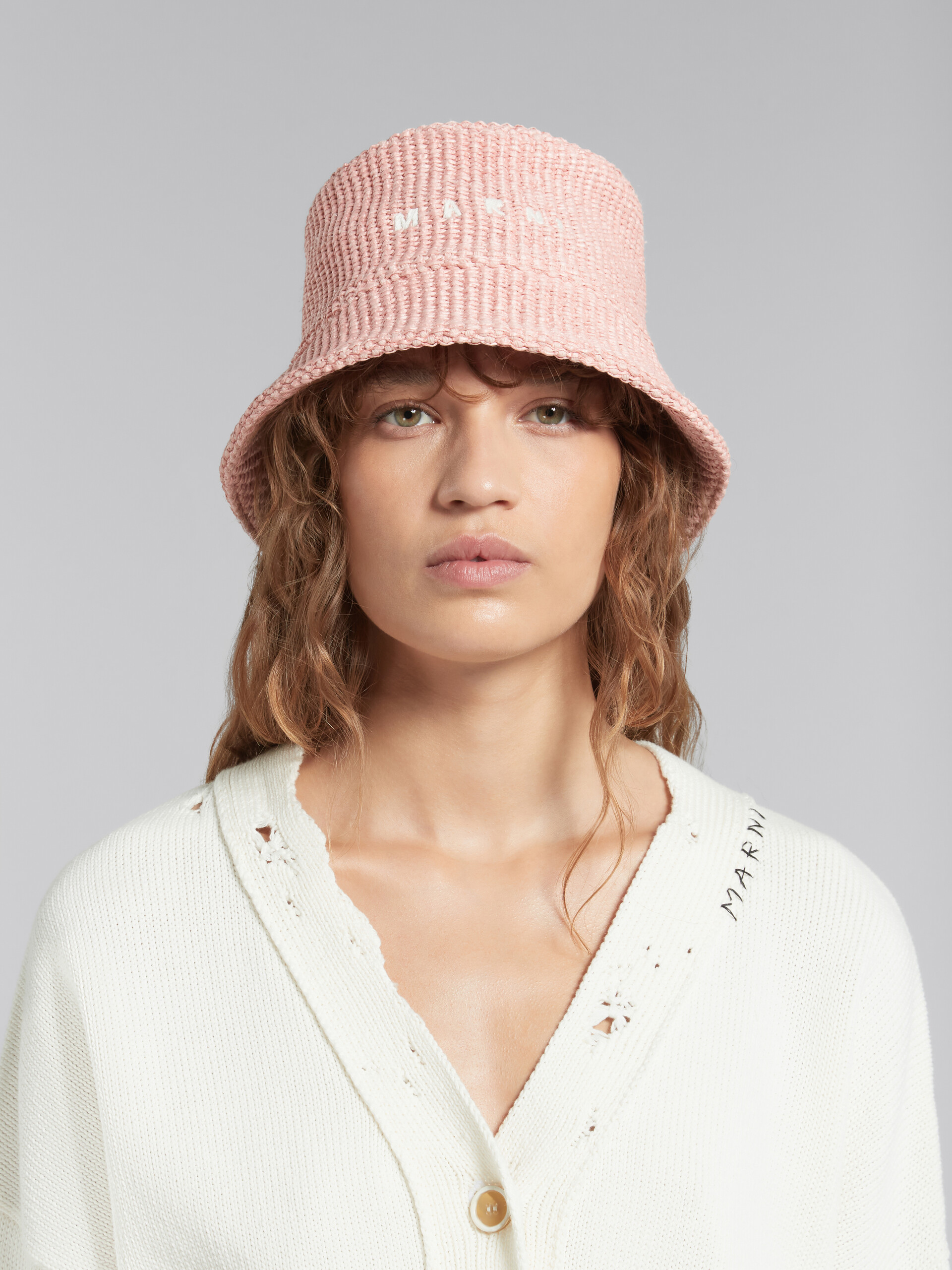Cappello bucket rosa in tessuto effetto rafia con logo ricamato - Cappelli - Image 2