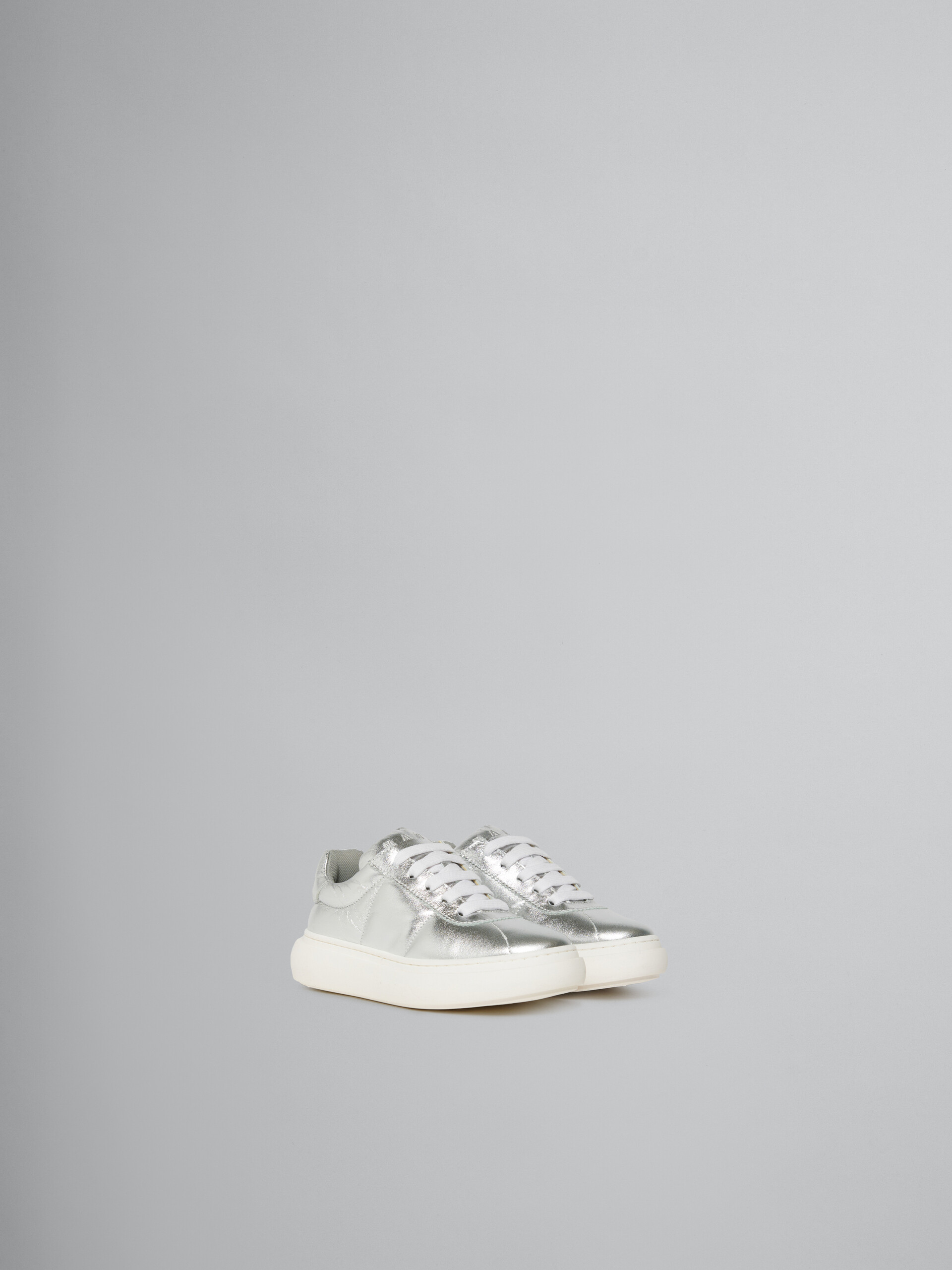 Sneaker imbottita in pelle argentata - Sneakers - Image 2