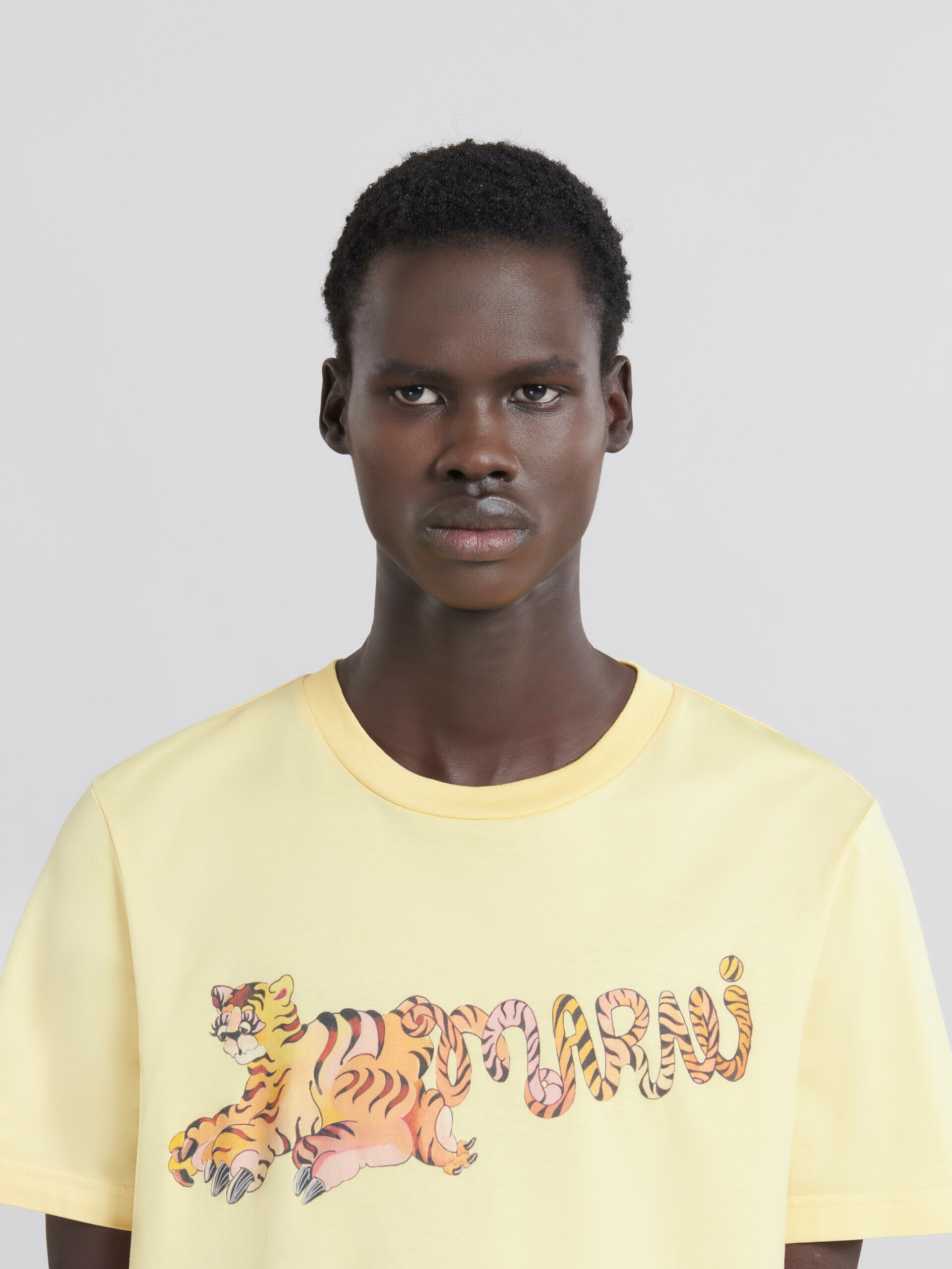 プリント入りイエローのオーガニックジャージー製レギュラーフィットTシャツ - Tシャツ - Image 4