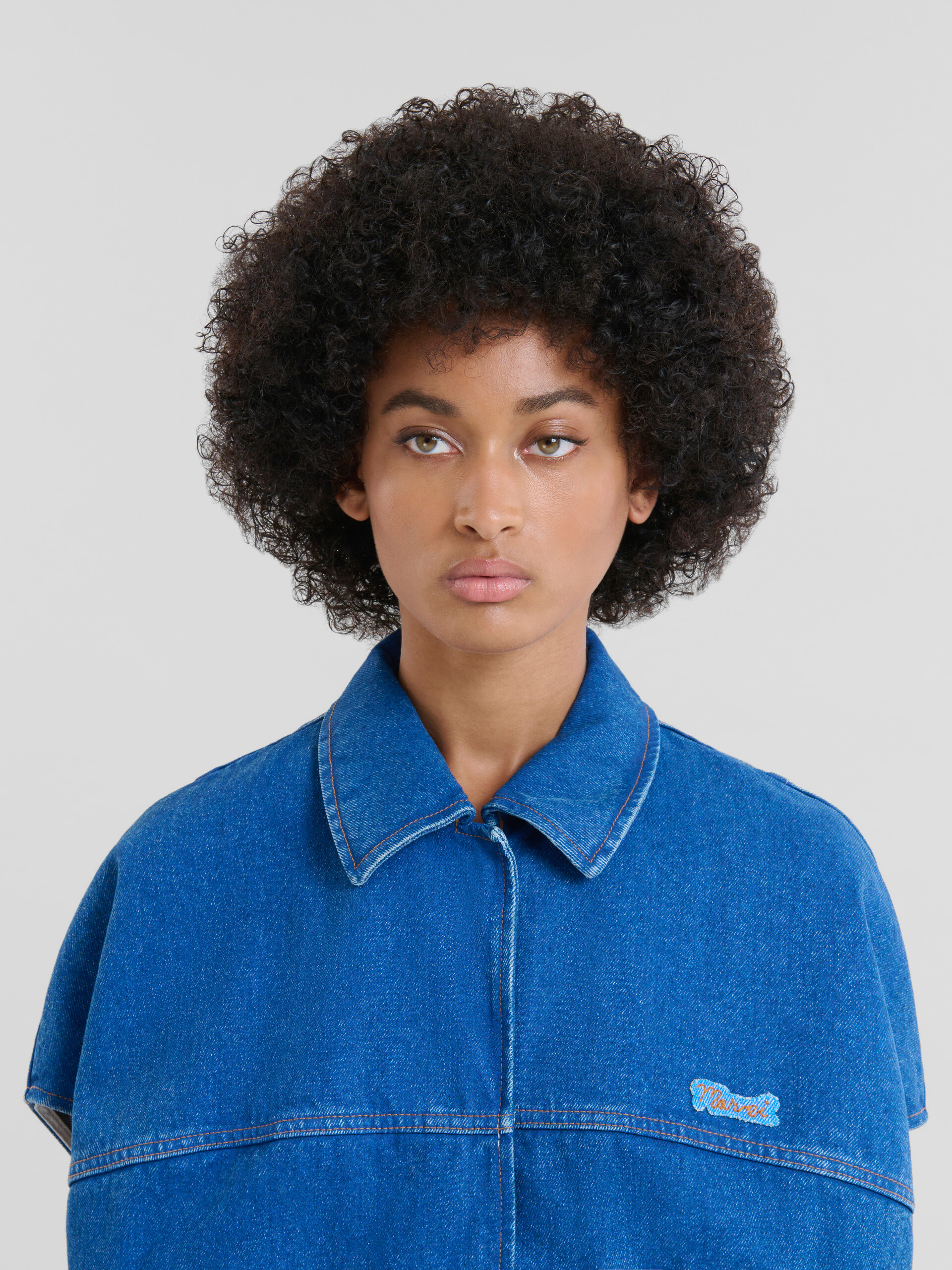 Veste à manches courtes en denim biologique bleu avec patch effet raccommodé Marni - Manteaux - Image 4