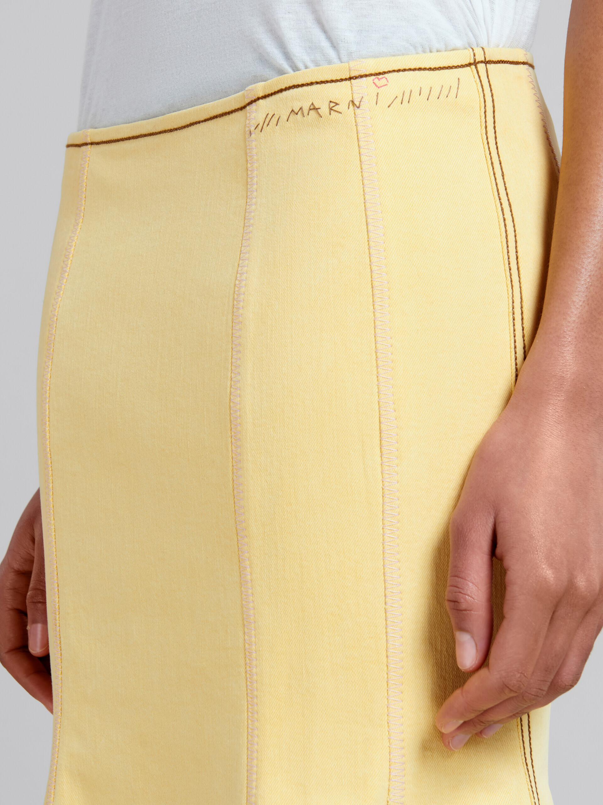 コントラストカラーのステッチが入った、イエローのオーガニックデニムマーメイドスカート - スカート - Image 4