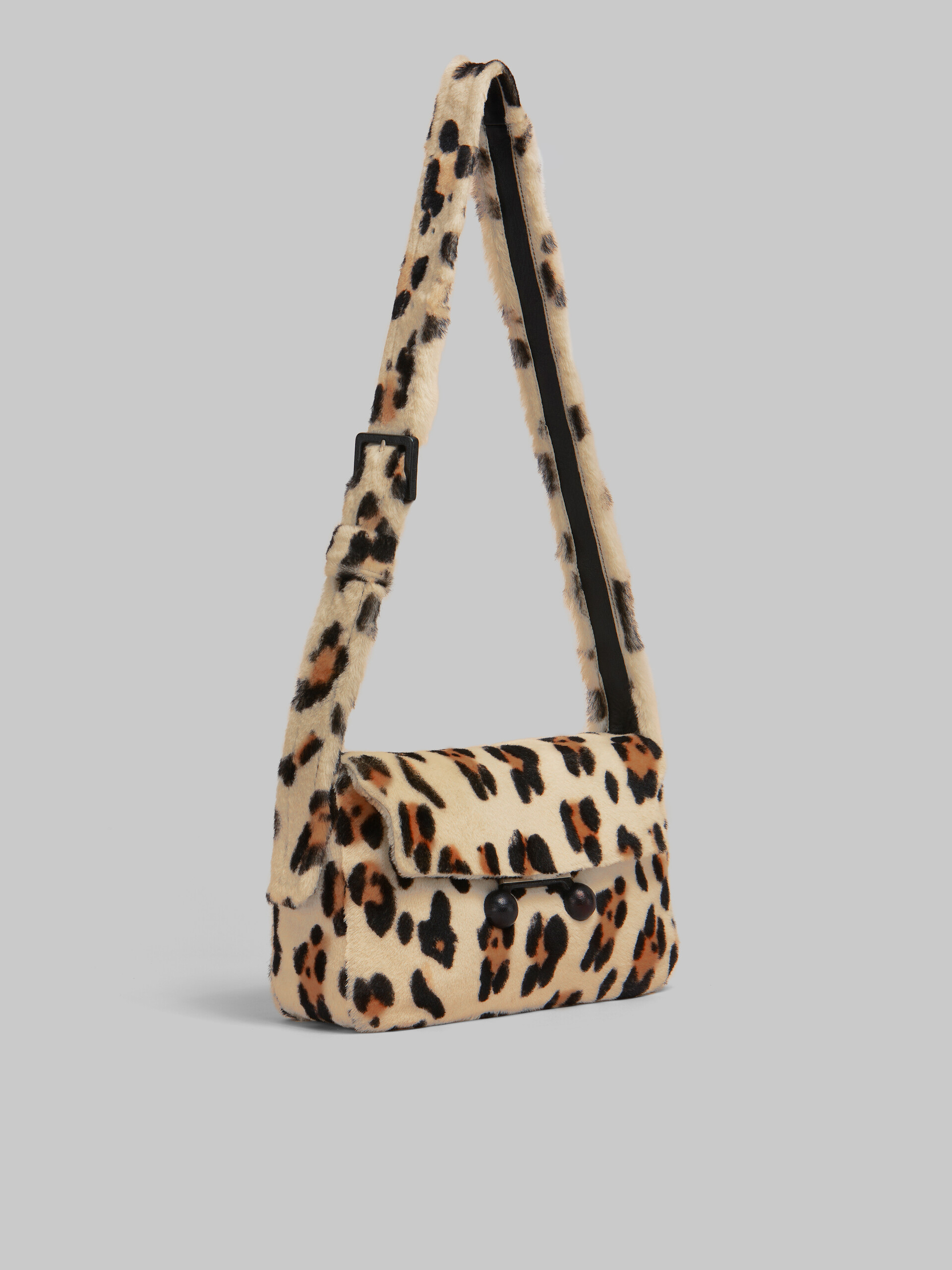 Mittelgroße Trunkaroo Soft Schultertasche aus Shearling mit Animal-Print - Schultertaschen - Image 5