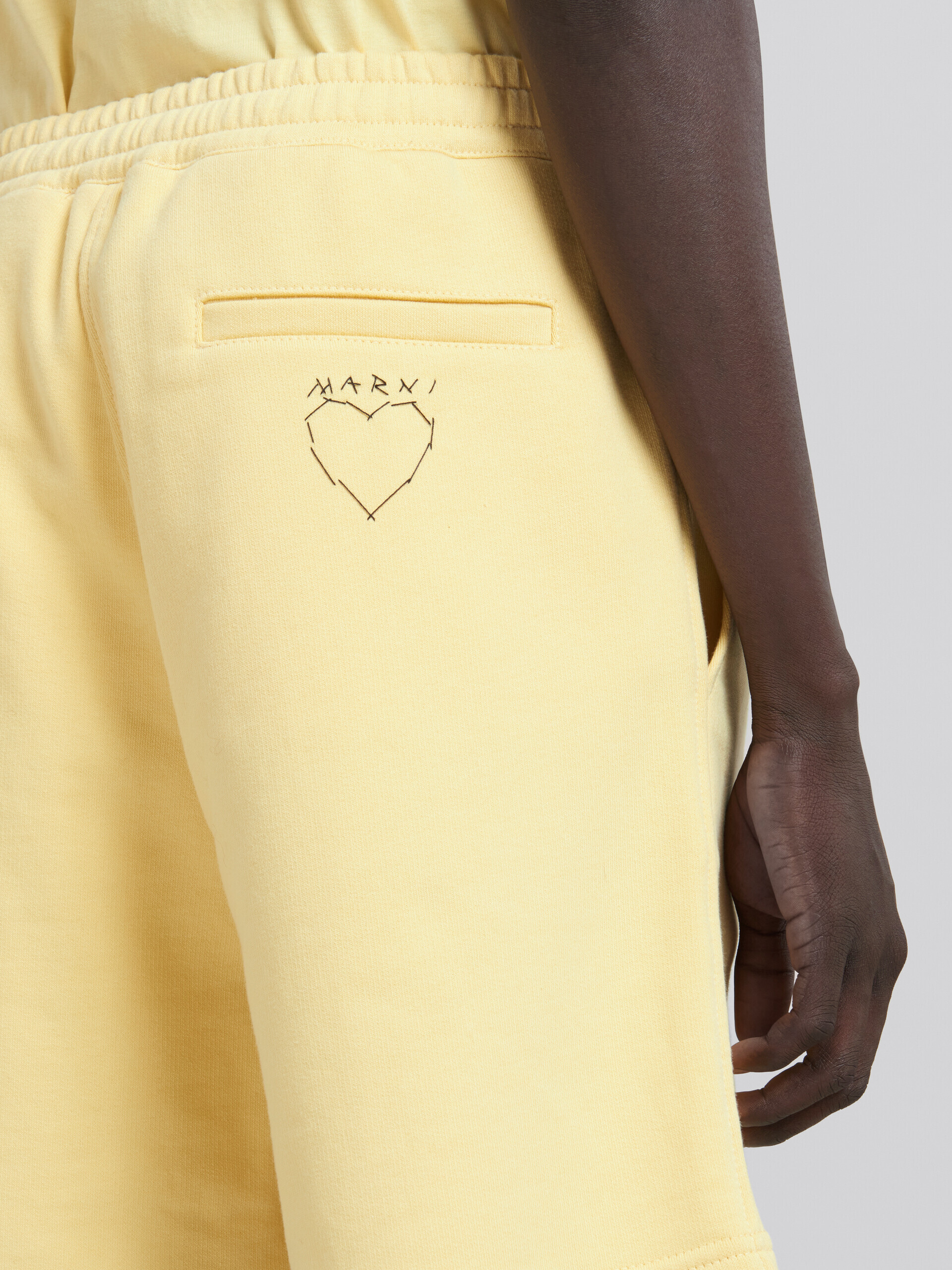 Bermudas de felpa de algodón orgánico amarillas con pespuntes Marni - Pantalones - Image 4