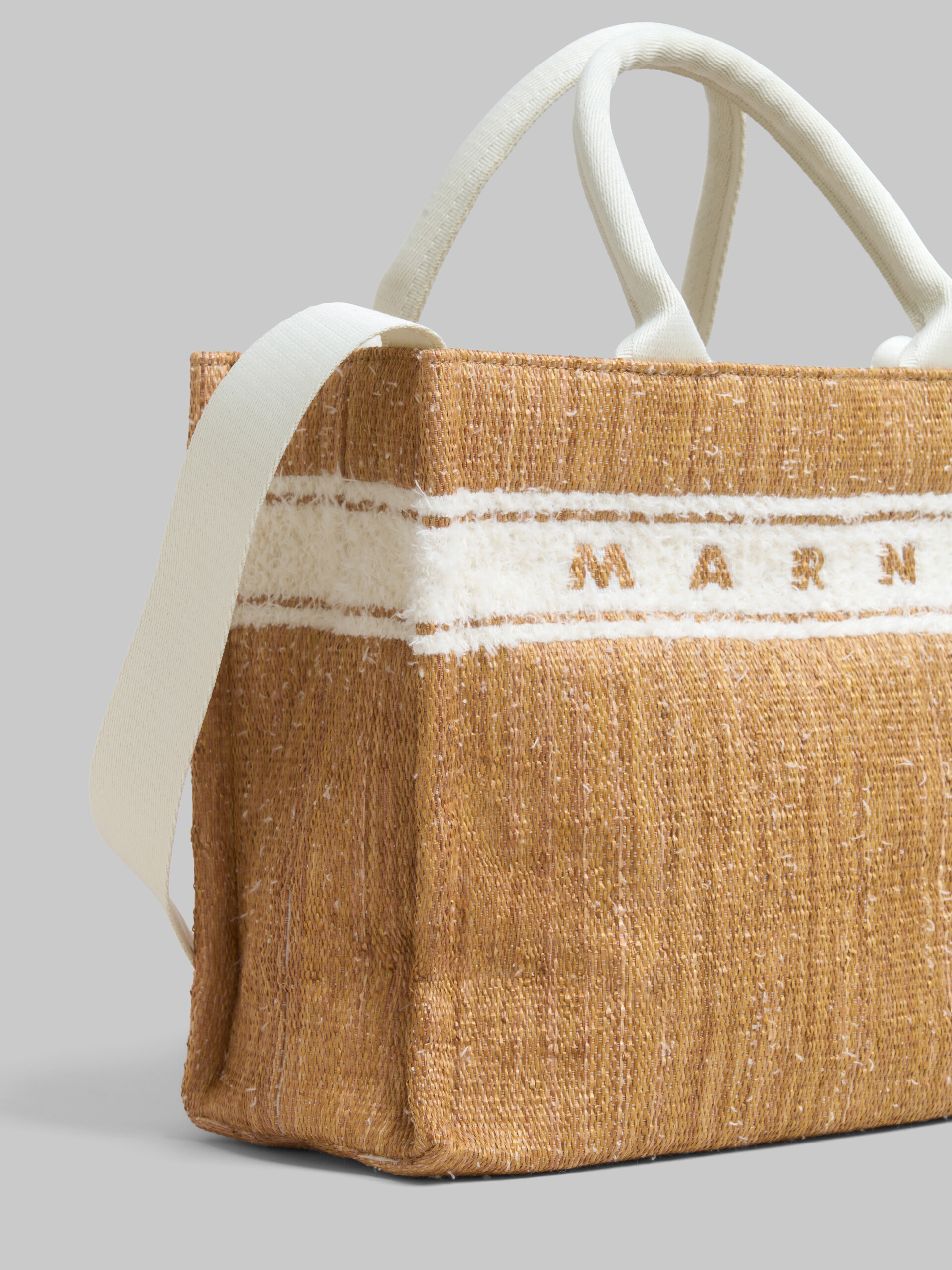 Kleine naturweiße Tote Bag mit Bast-Optik und flauschigem Logo - Shopper - Image 5