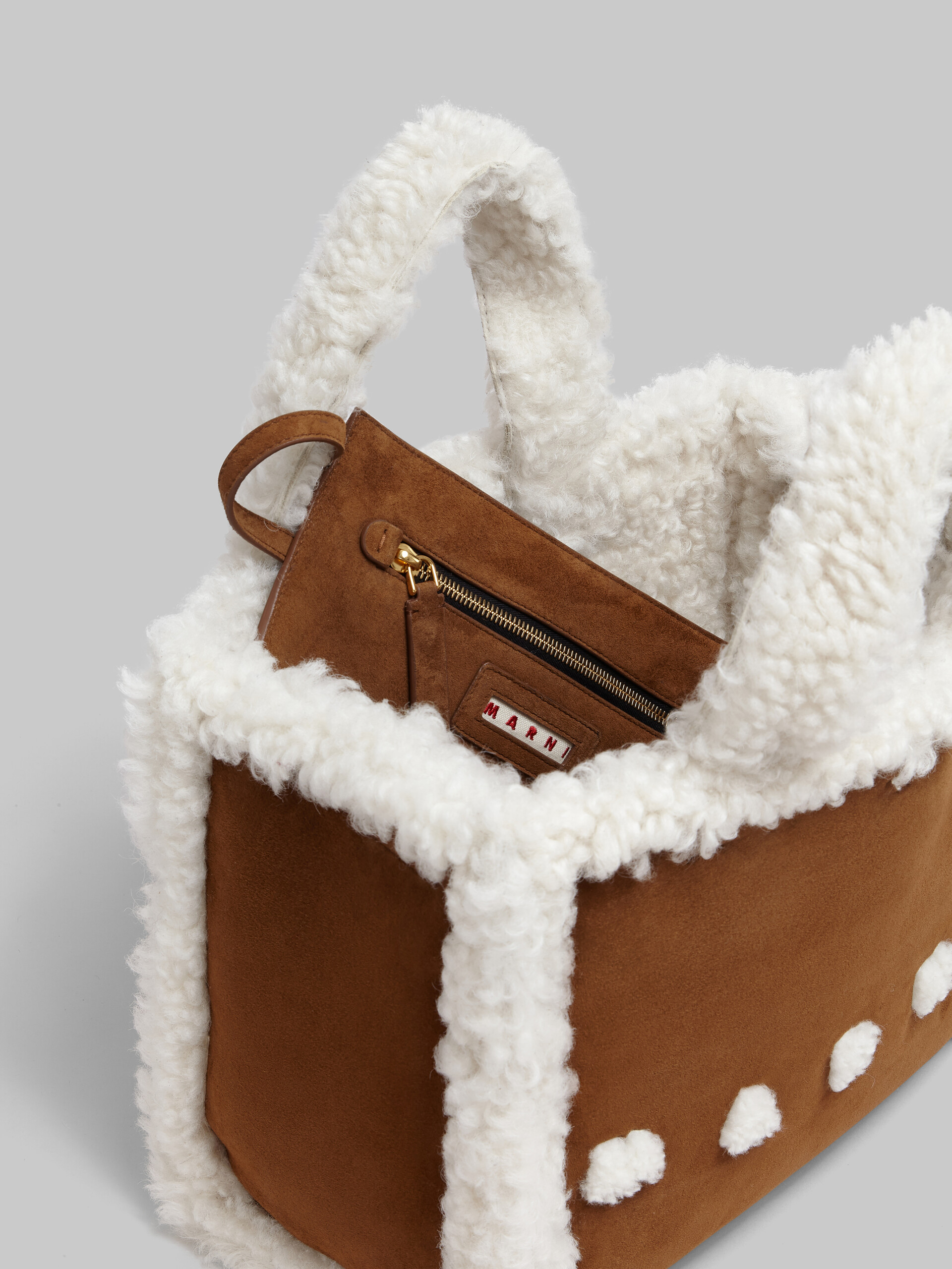 Sac à main en daim marron avec bord en shearling blanc - Sacs cabas - Image 4