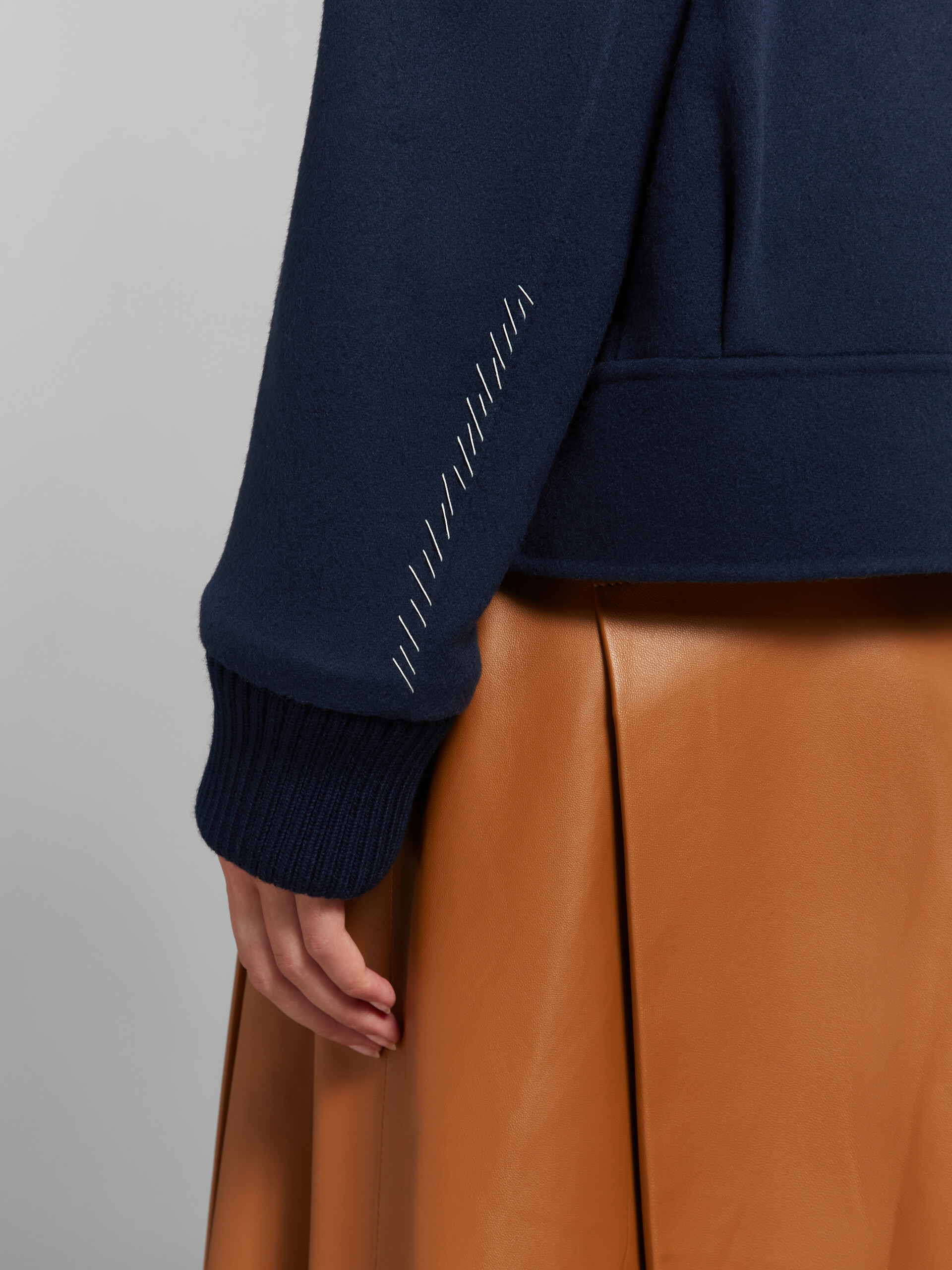 Veste en cachemire et laine bleu profond avec bords en maille - Manteaux - Image 5