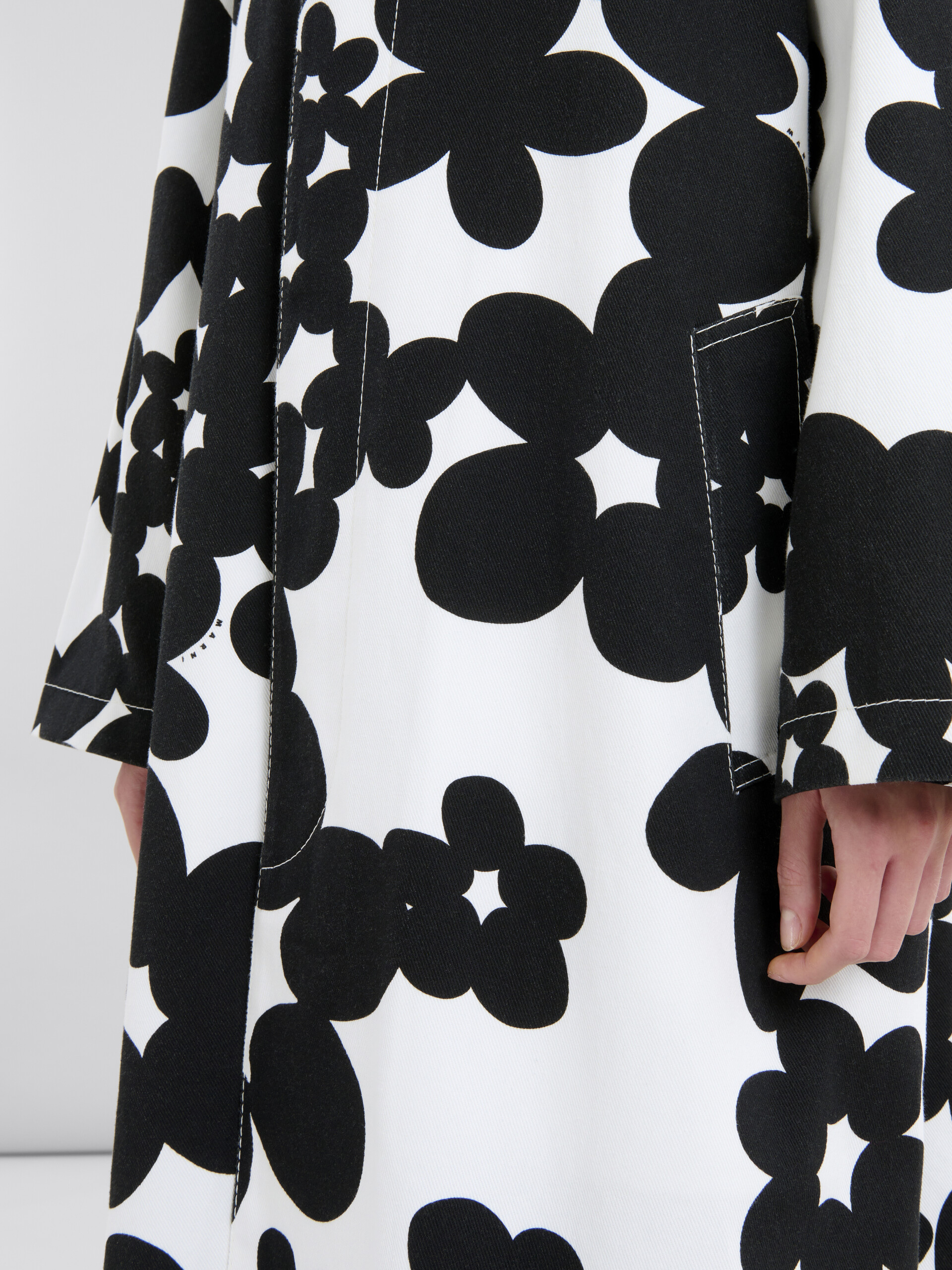 Cotton duster coat with black and white Dillies print - Coat - Image 5