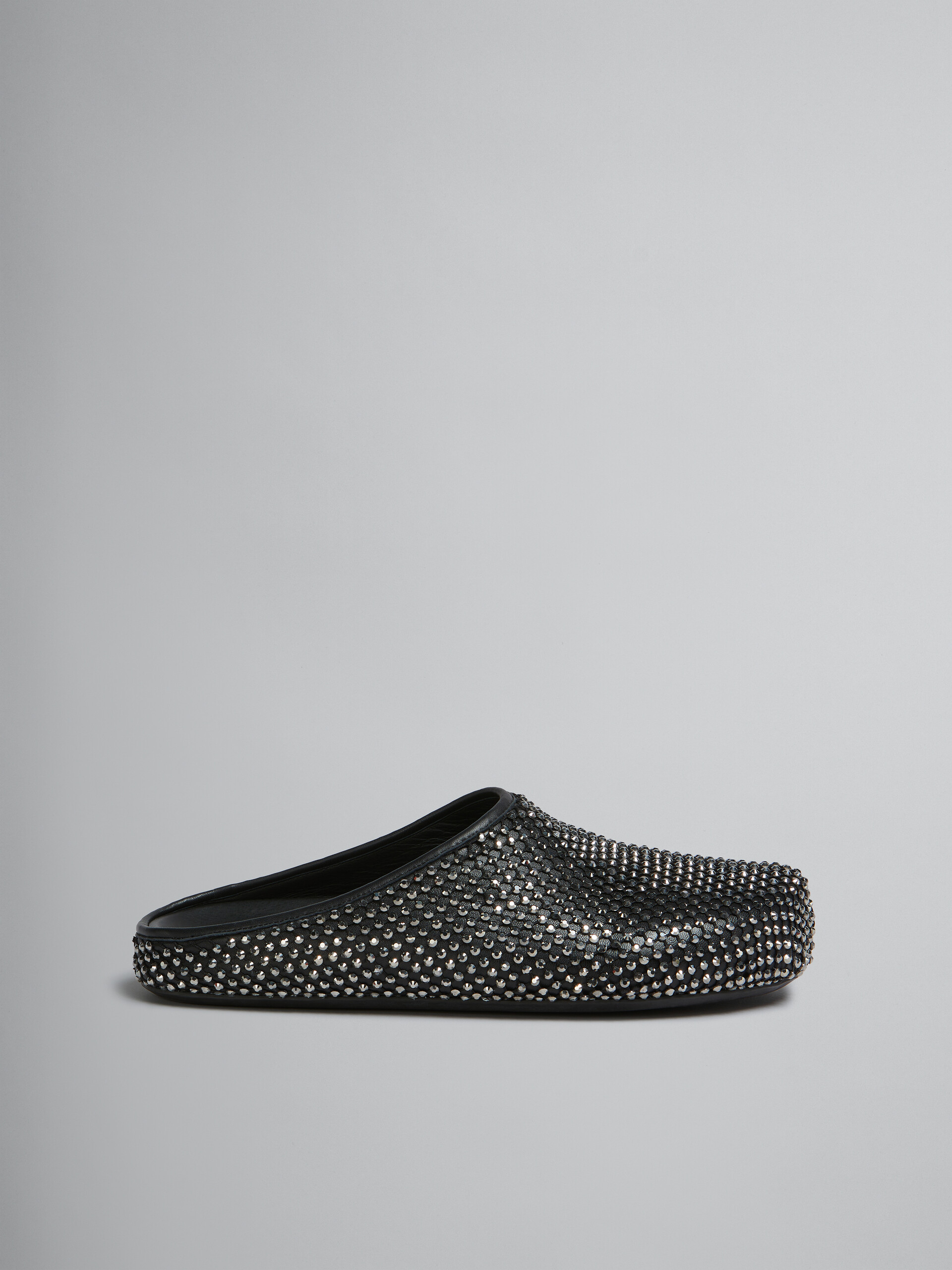 Schwarze Fußbett-Sabots aus Leder mit Strass - Holzschuhe - Image 1
