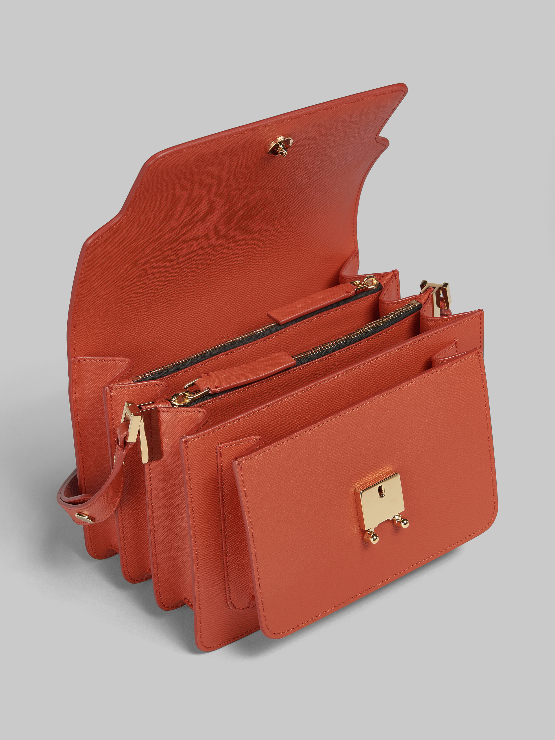 Mittelgroße, beigefarbene Tasche Trunk aus Saffiano-Leder - Schultertaschen - Image 4