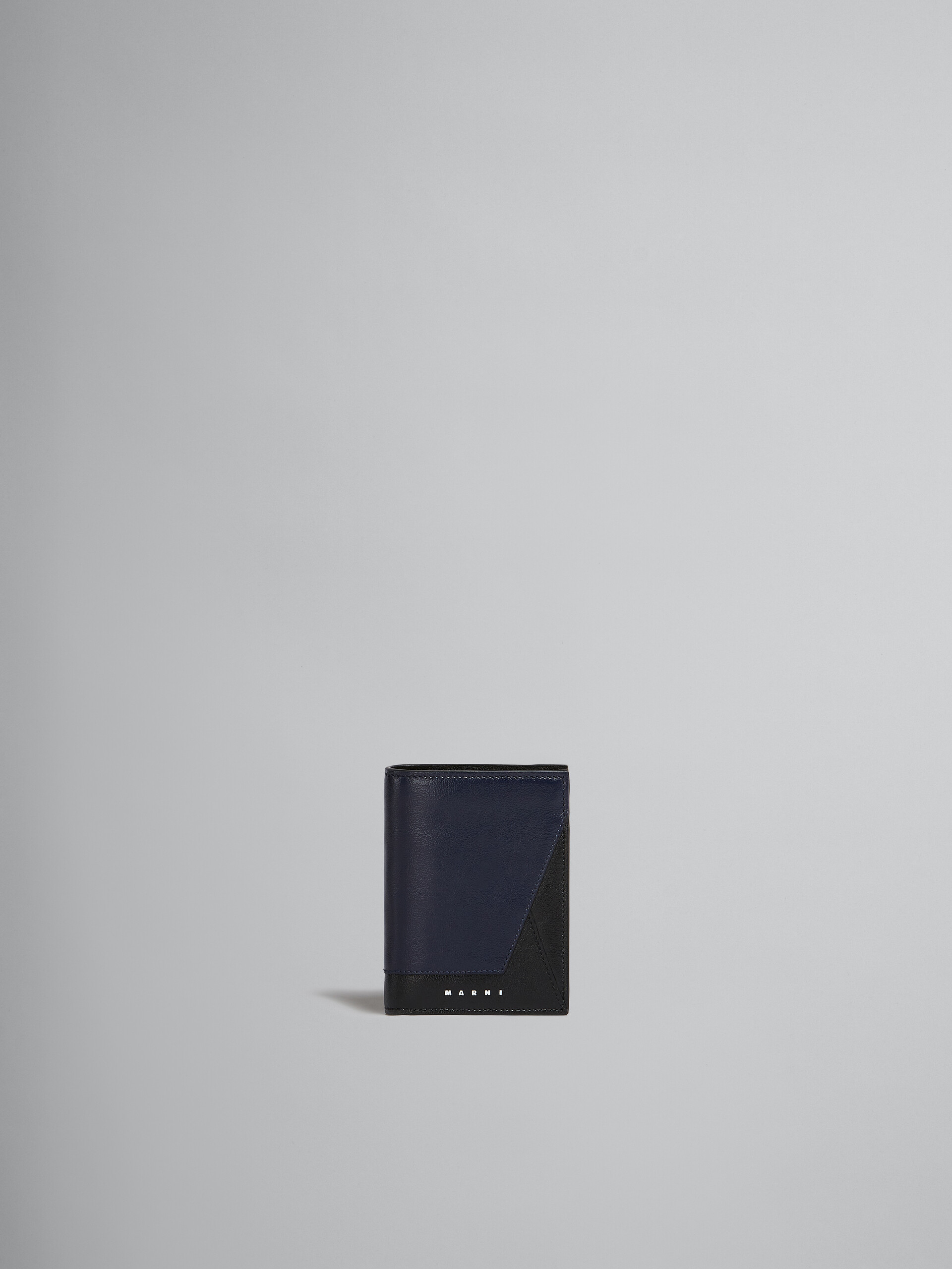 ネイビーブルーとブラック レザー製二つ折りウォレット - 財布 - Image 1