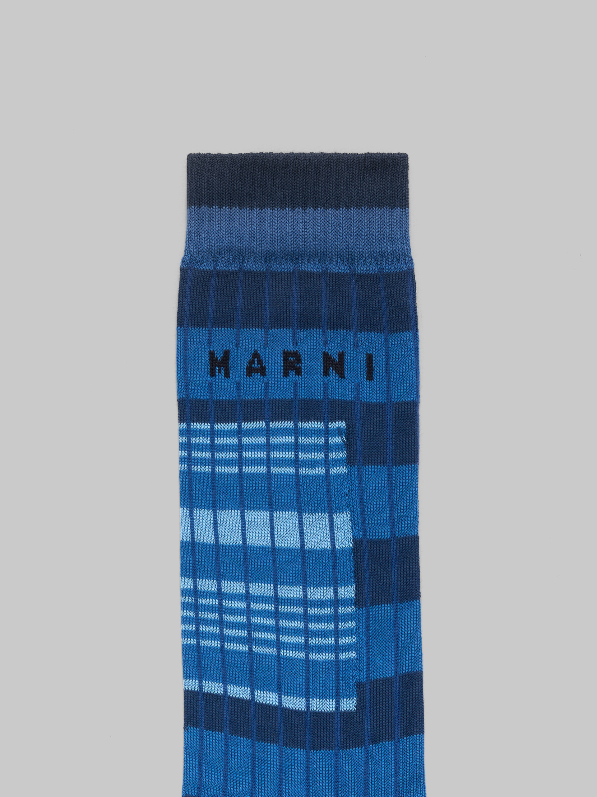 Blaue, gerippte Baumwollsocken mit kontrastierenden Streifen - Socken - Image 3