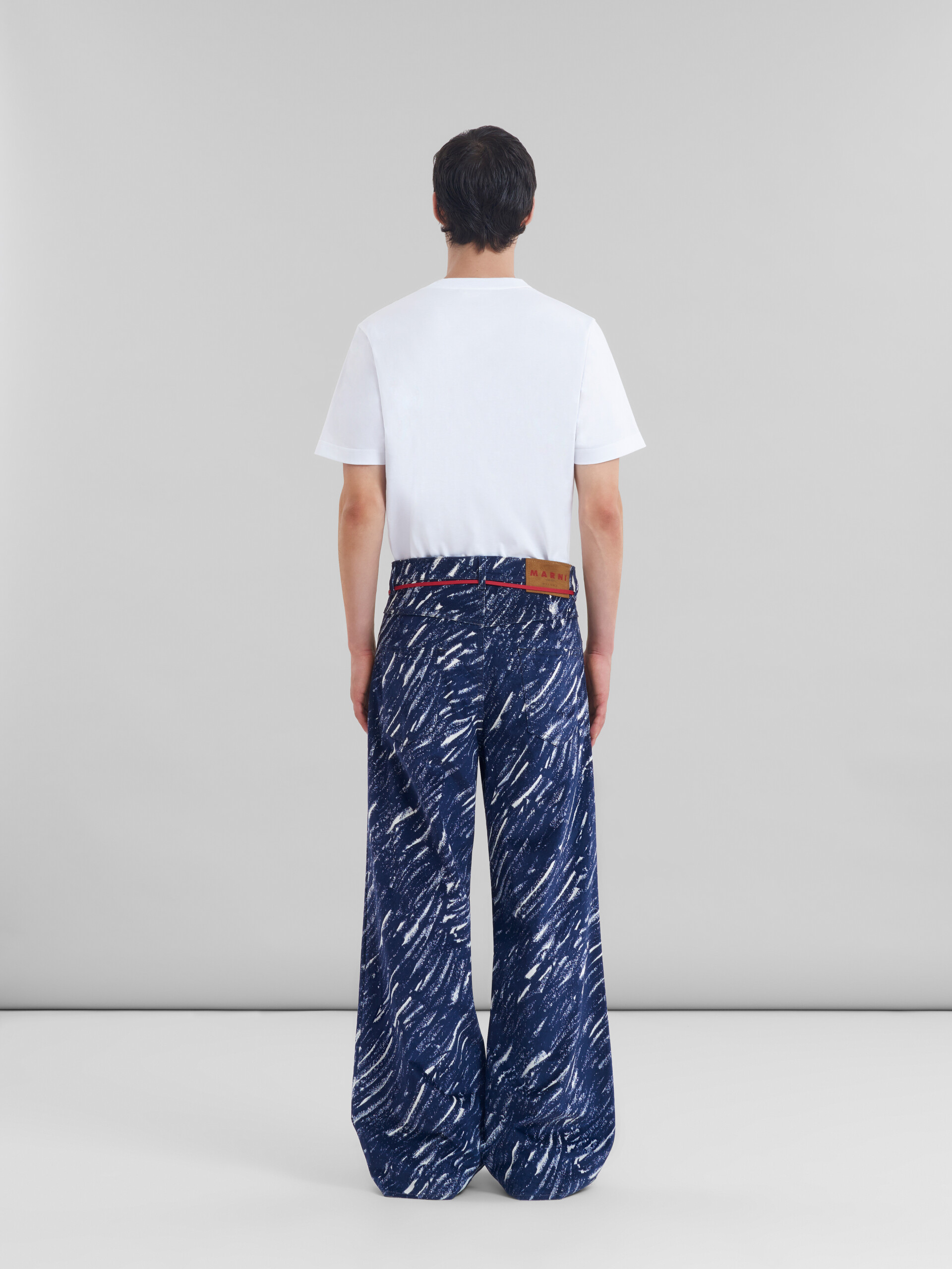 Blaue ausgestellte Jeans aus beflocktem Denim mit Crayon-Print - Hosen - Image 3