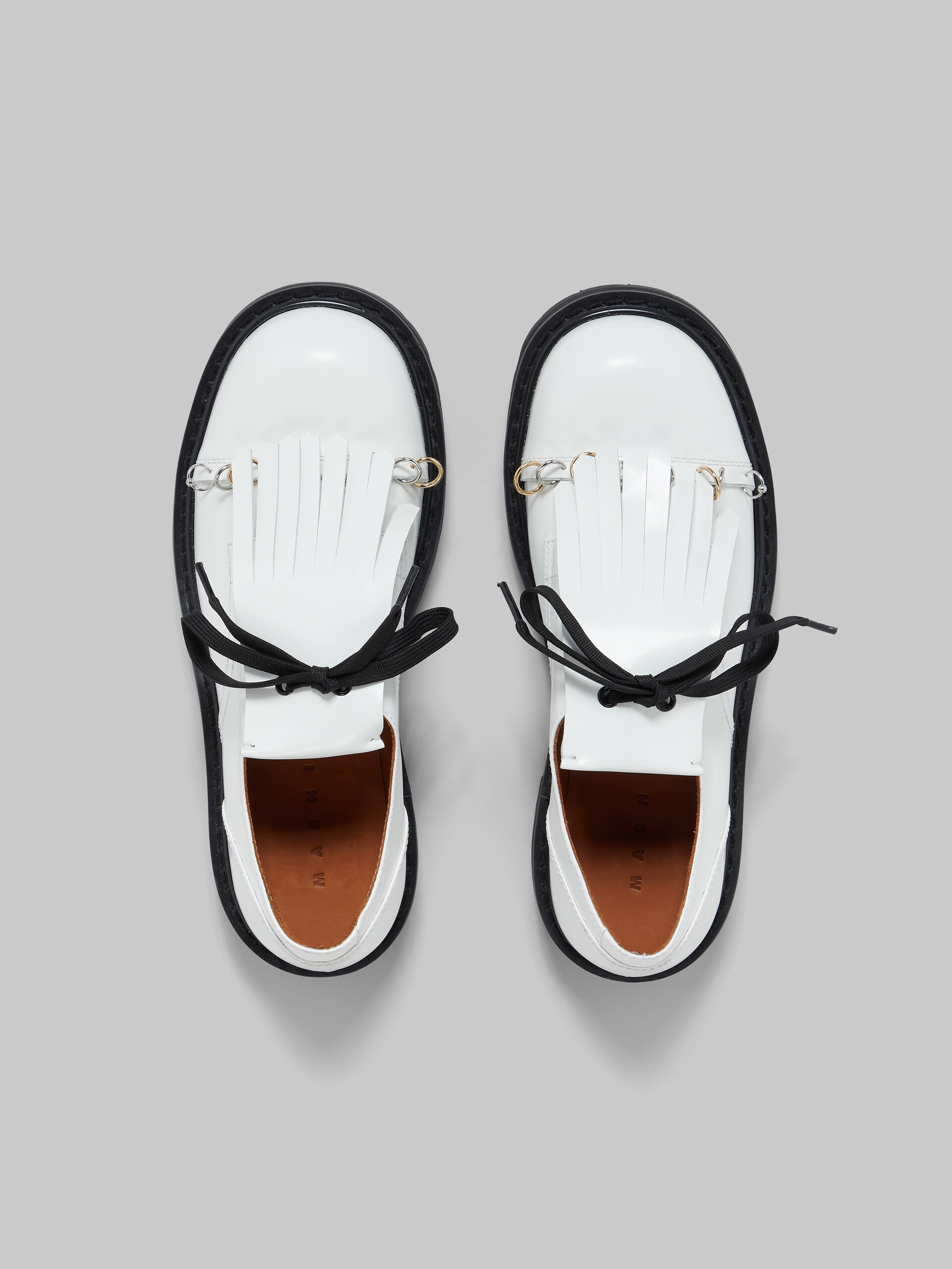 Zapato Derby Dada de piel negra con maxiflecos - Zapatos con cordones - Image 4