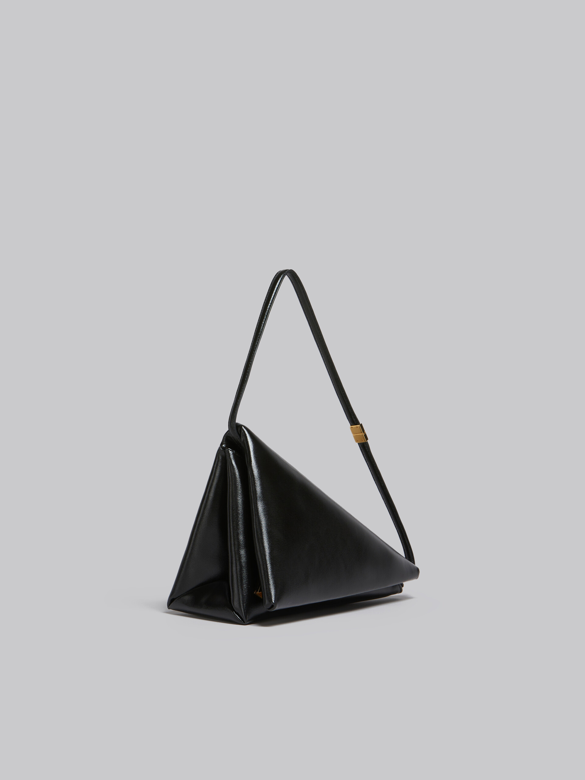 Schwarze, dreieckige Tasche Prisma aus Leder - Schultertaschen - Image 6
