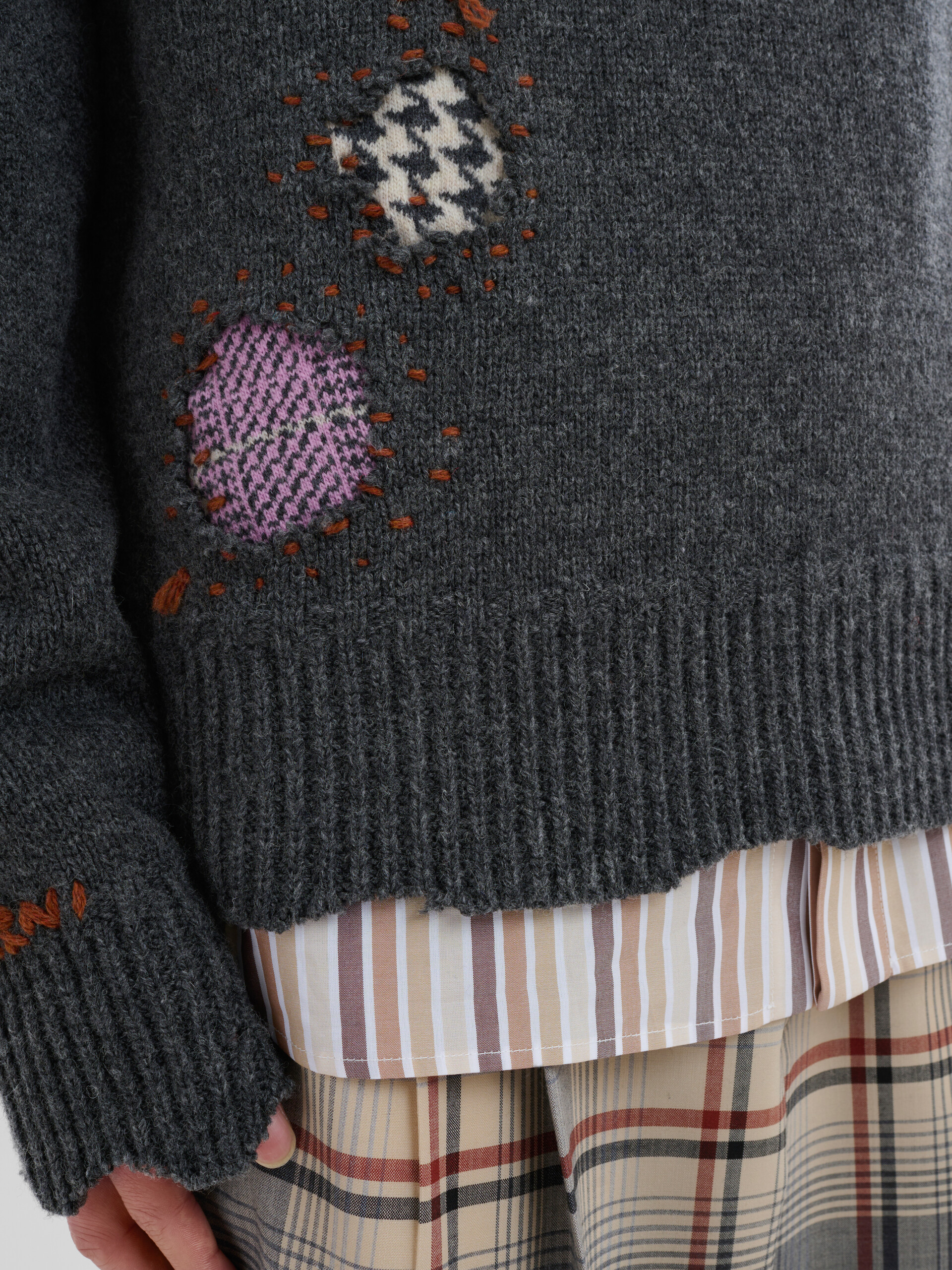 Pull en laine Shetland grise avec patchs effet raccommodé Marni - pulls - Image 5