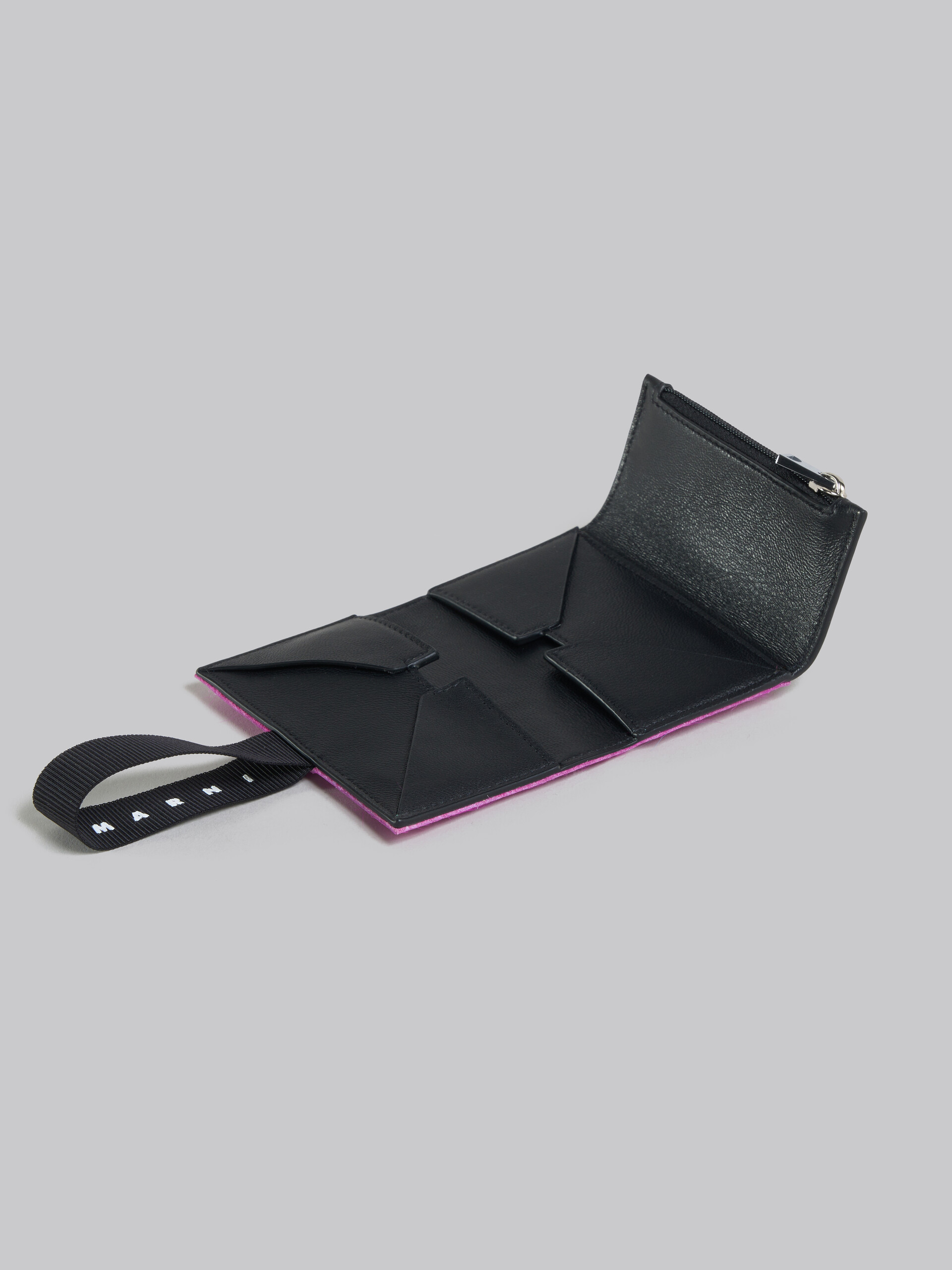 ブルー ロングヘアーカーフスキン製 三つ折りウォレット、ロゴストラップ付き - 財布 - Image 5