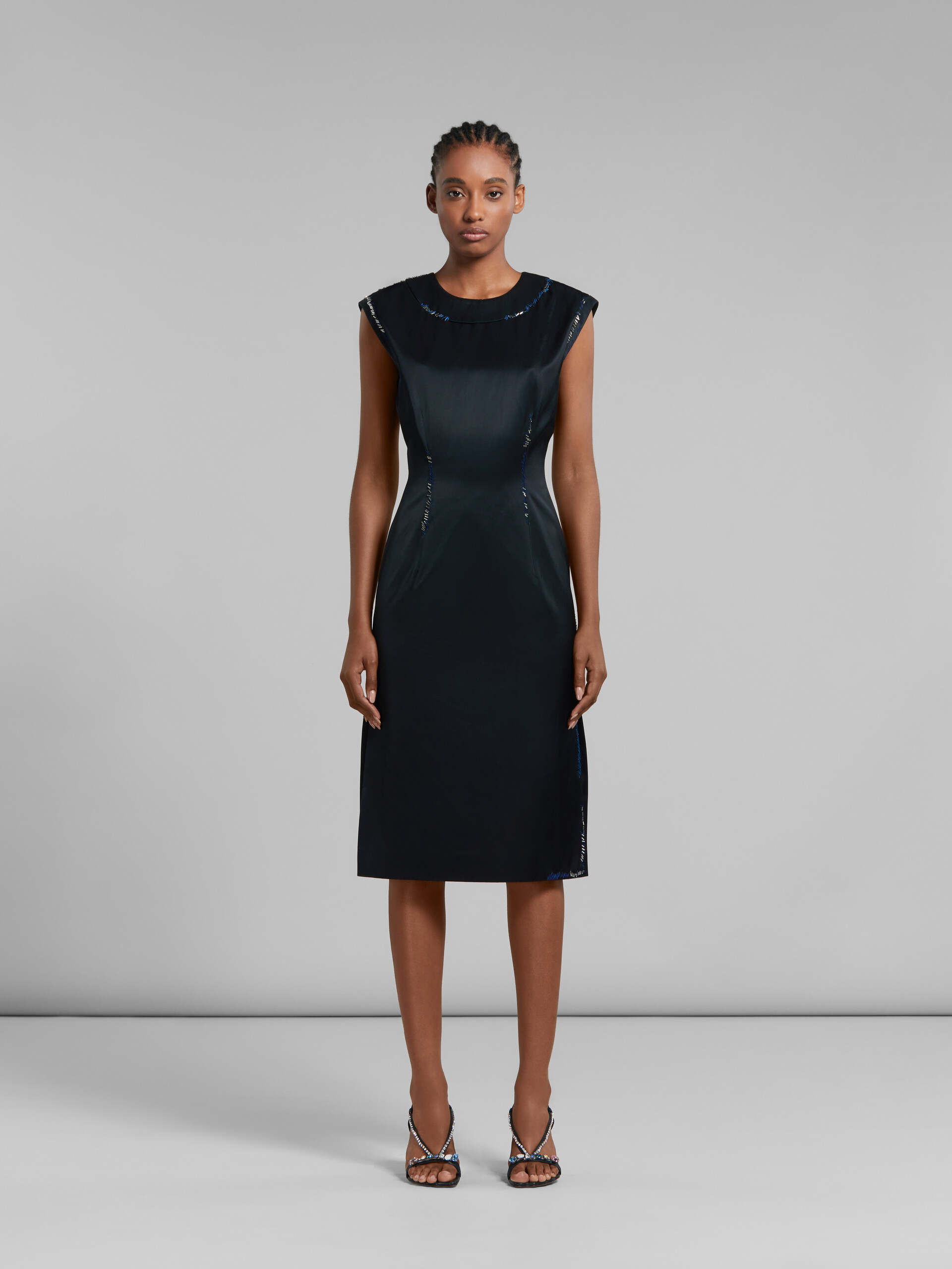 ブラック ダッチェス サテン製 シースドレス、ビーズメンディング装飾 - ドレス - Image 2