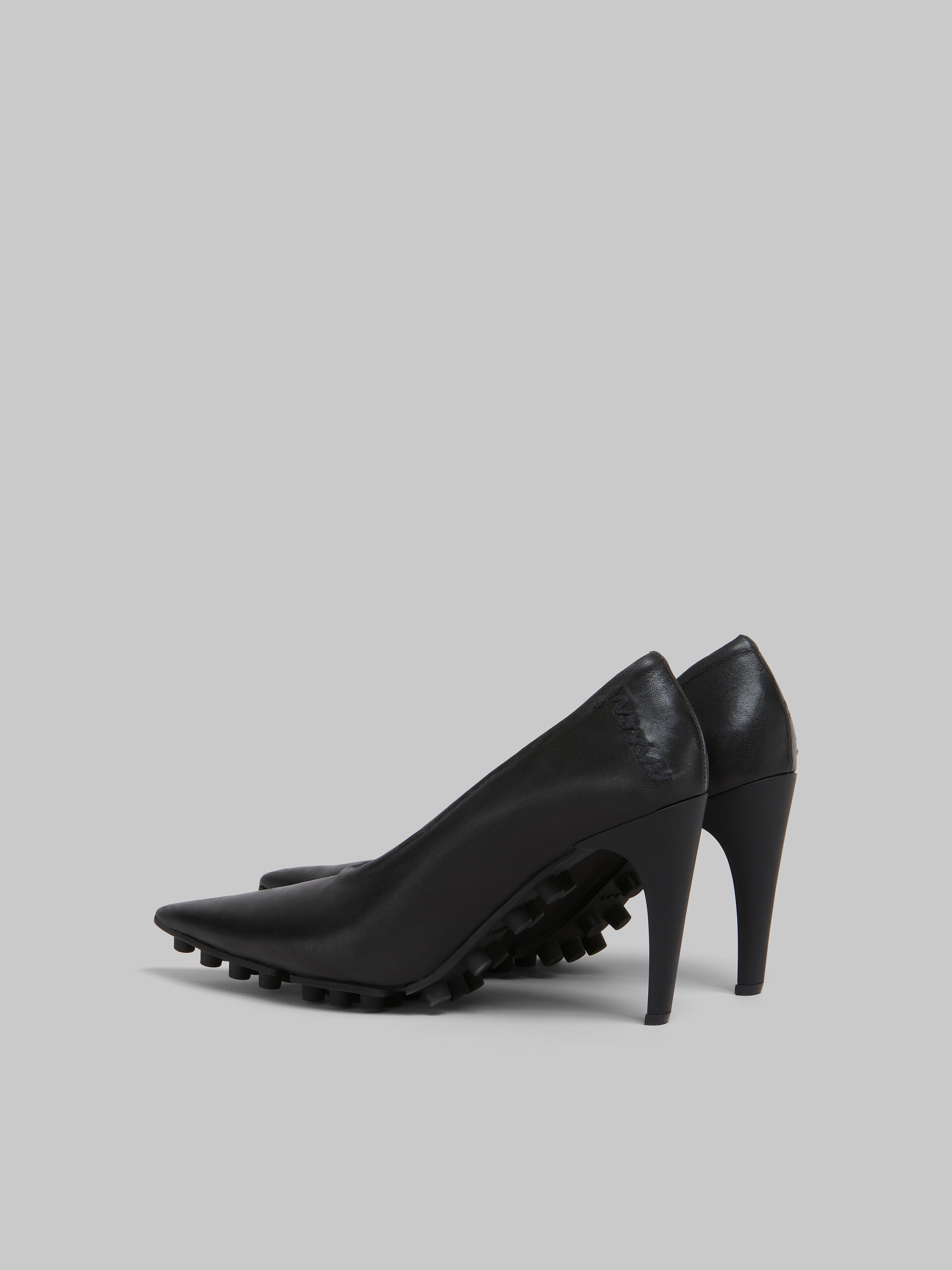 Zapato de salón Spike de napa negra - Salones - Image 3