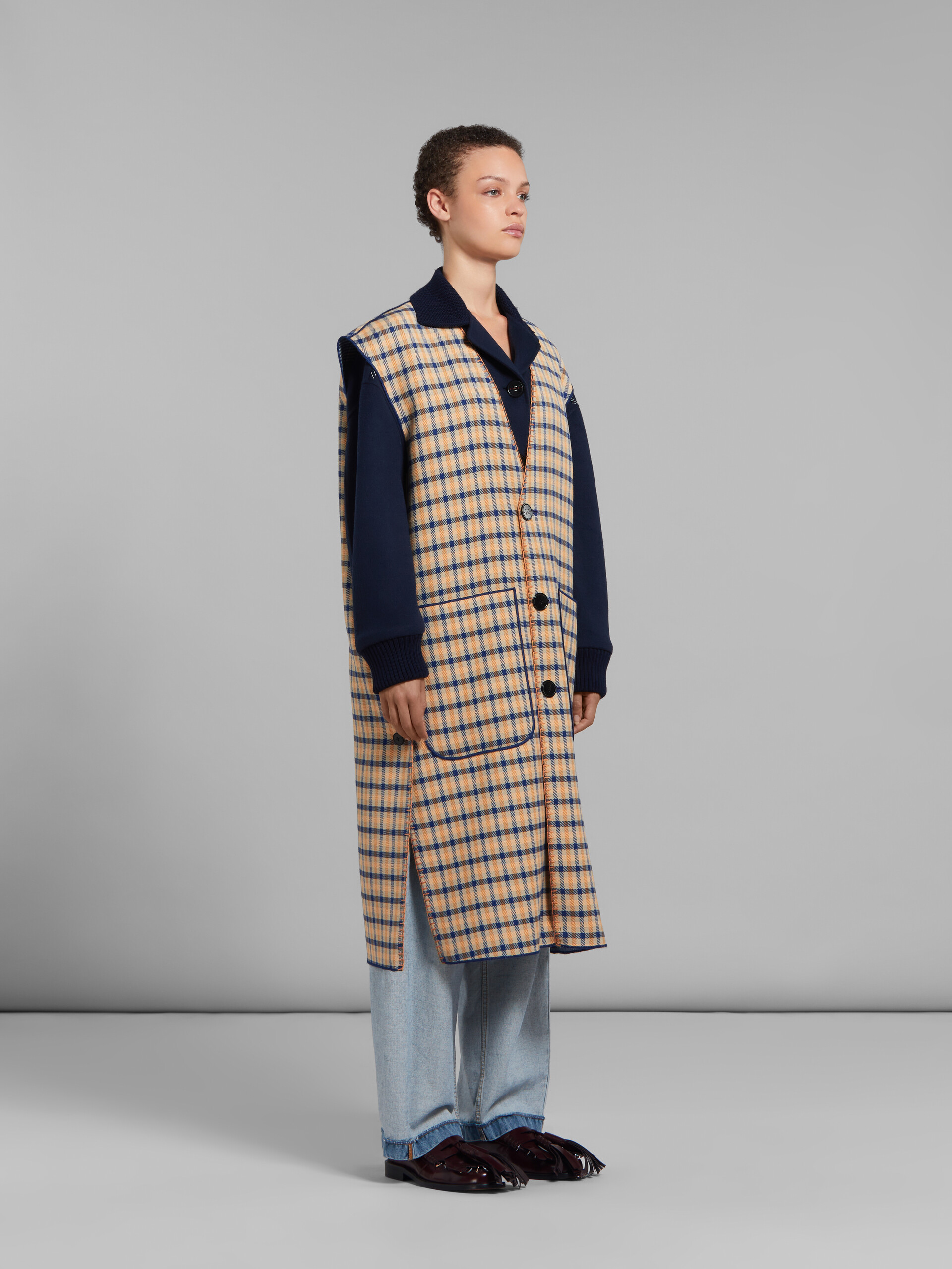Veste réversible en laine bleue et jaune à carreaux - Gilet - Image 5