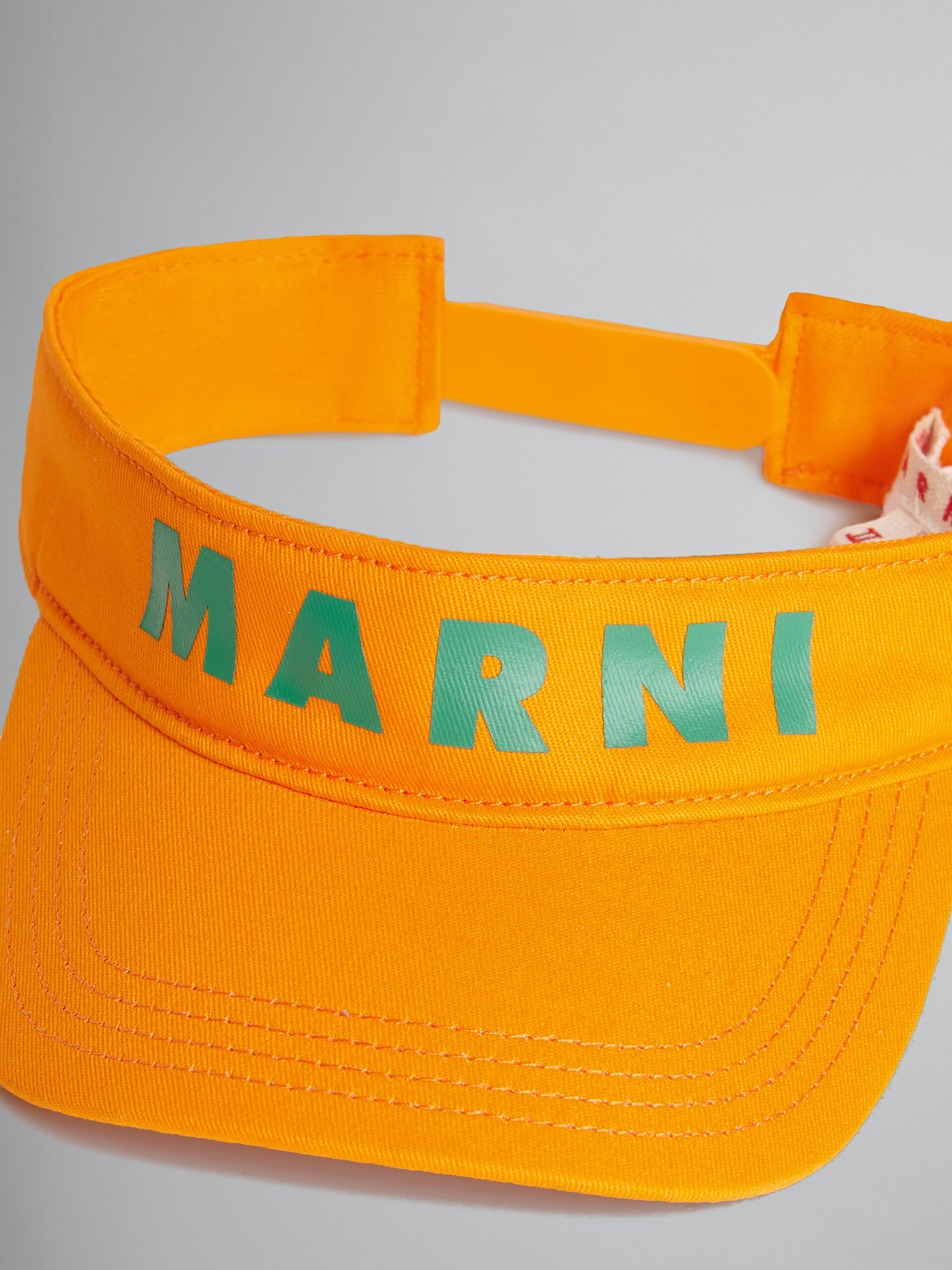 Visera de gabardina naranja con logotipo - Gorras - Image 3