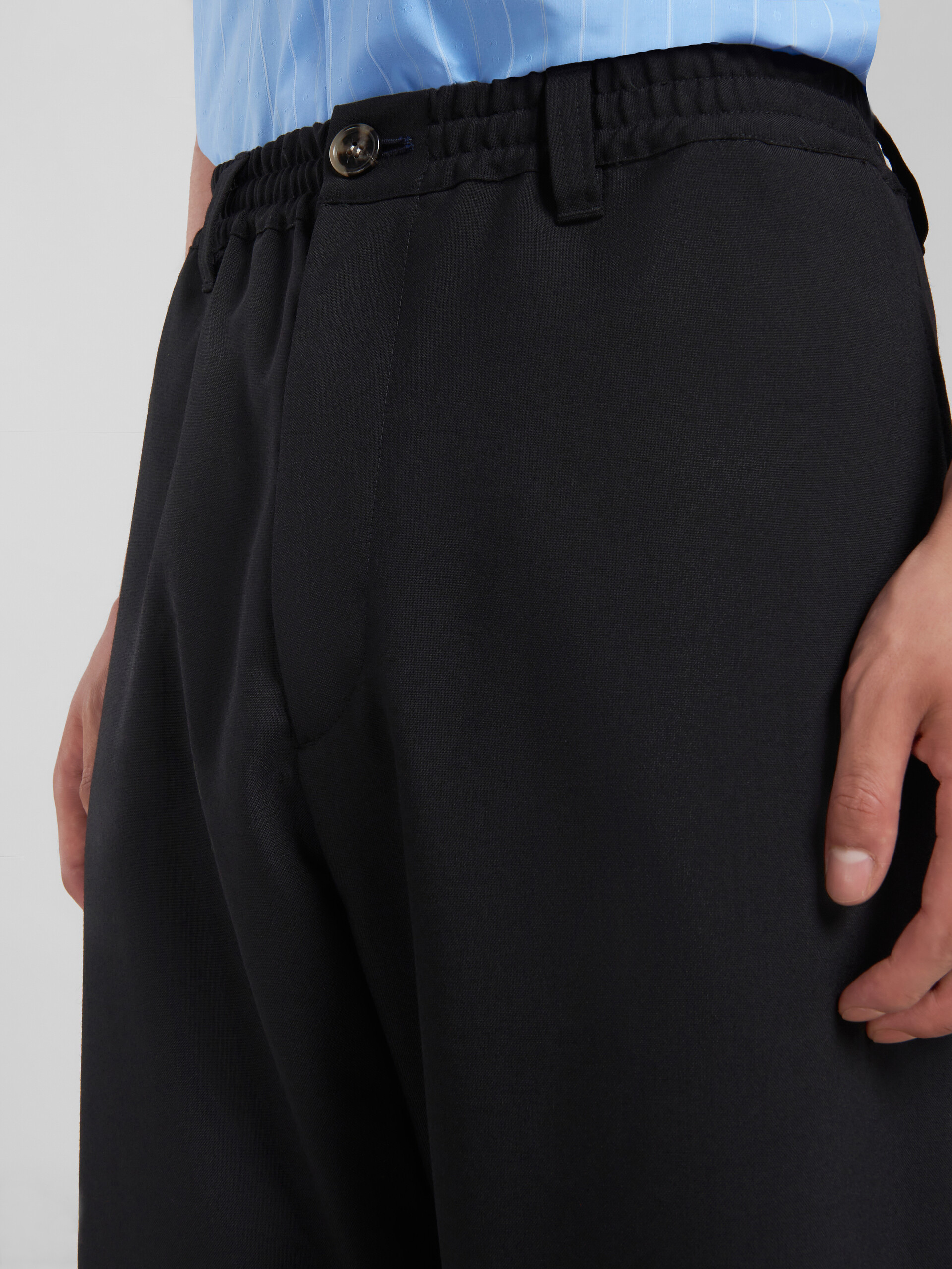 Pantalón negro de lana tropical - Pantalones - Image 4