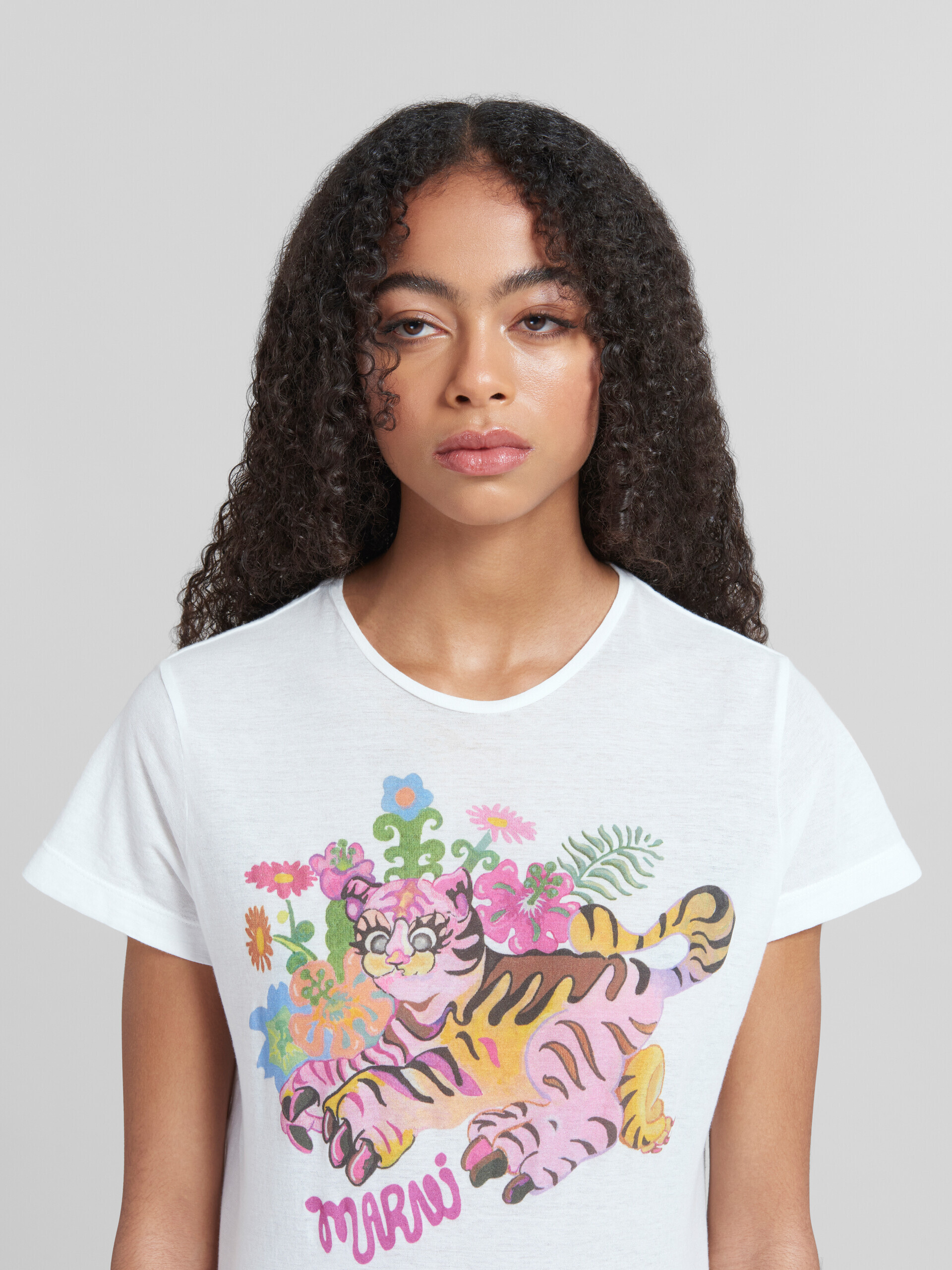 プリント入りホワイトのオーガニックジャージー製スリムフィットTシャツ - Tシャツ - Image 4