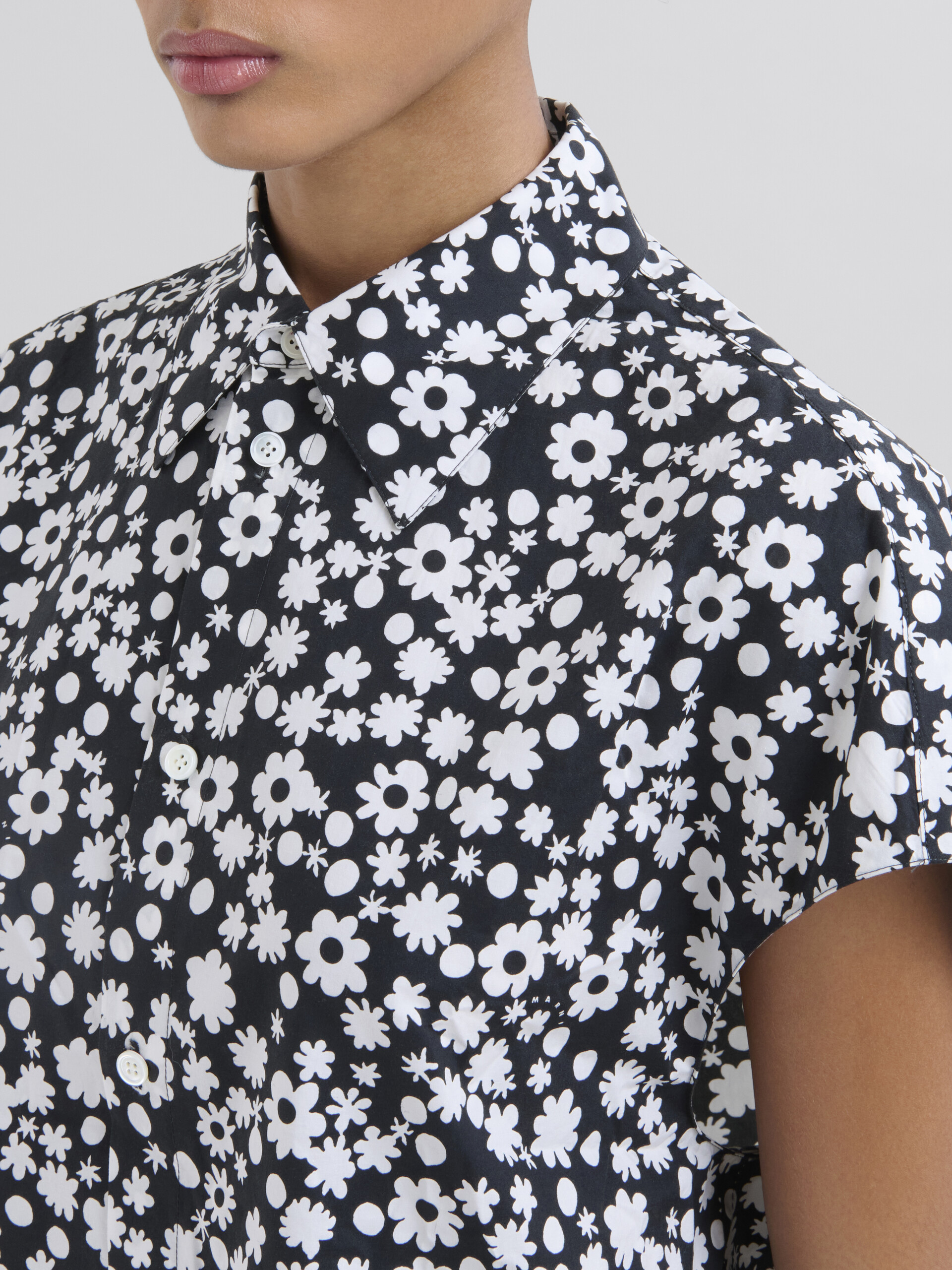 Black and white sleeveless cocoon shirt with Pop Fields motif - Shirts - Image 4