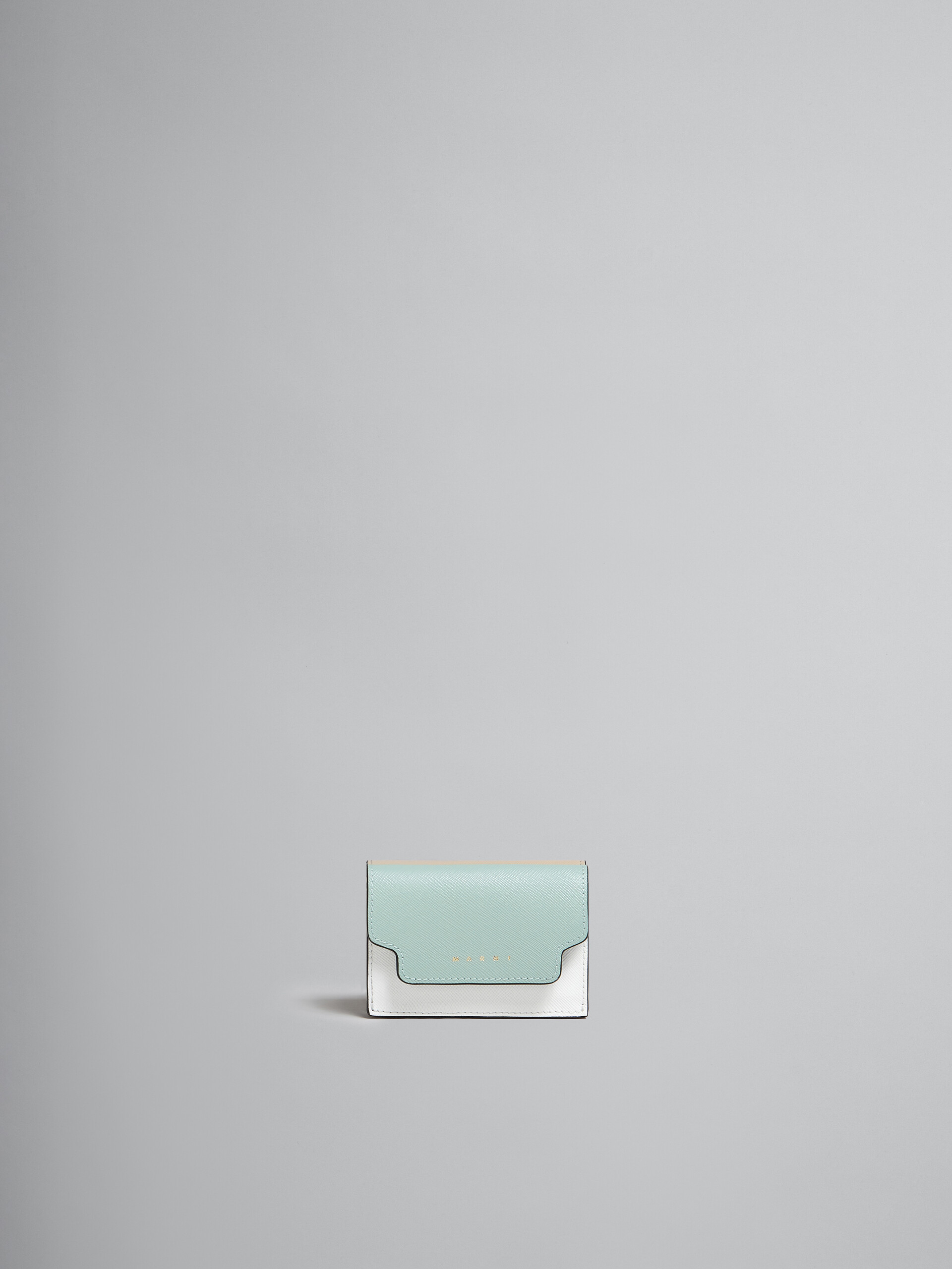 Portafoglio tri-fold in pelle saffiano verde, bianca e marrone - Portafogli - Image 1