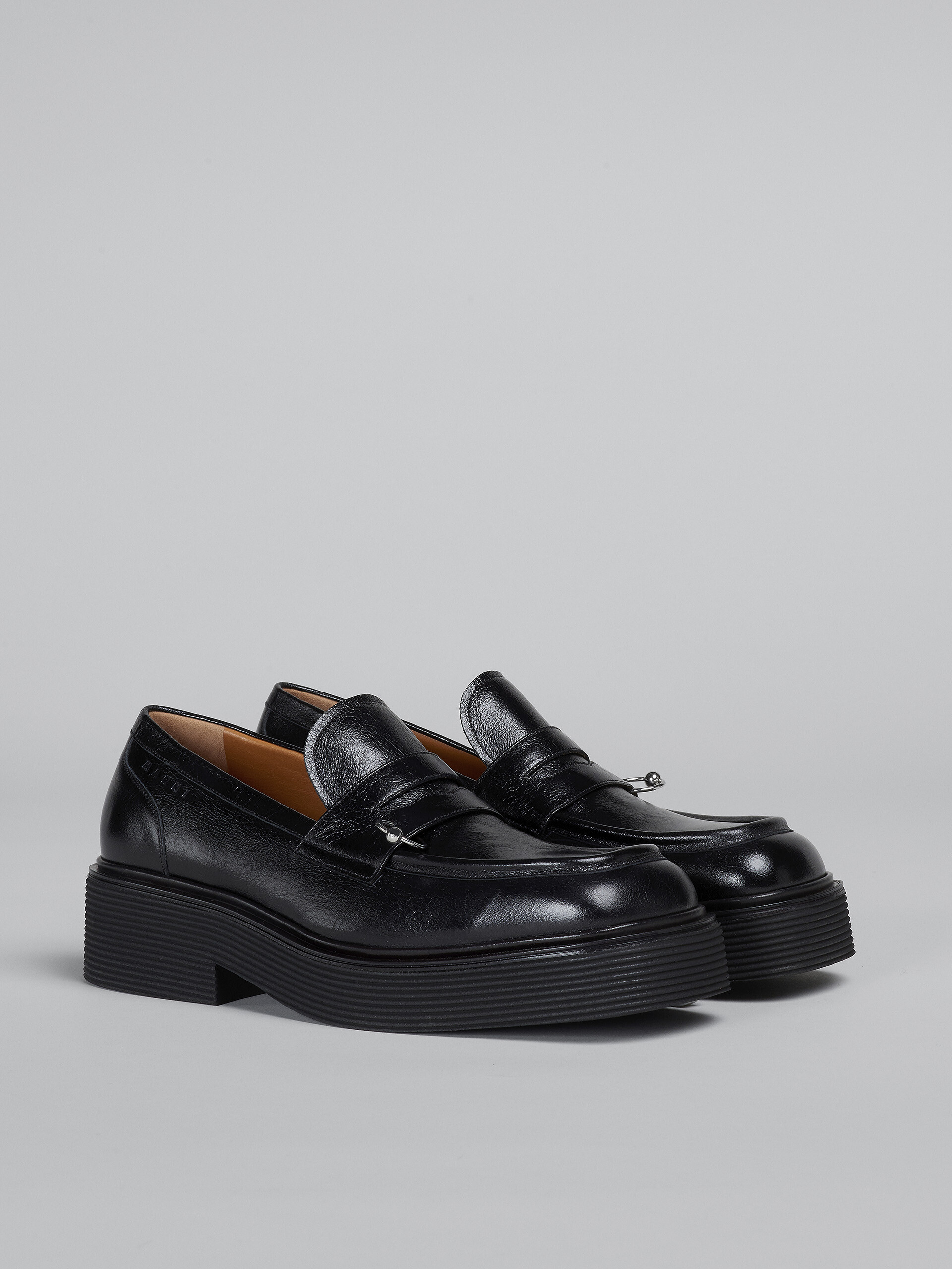 Mokassin aus schwarzem, glänzendem Leder - Schnürschuhe - Image 2
