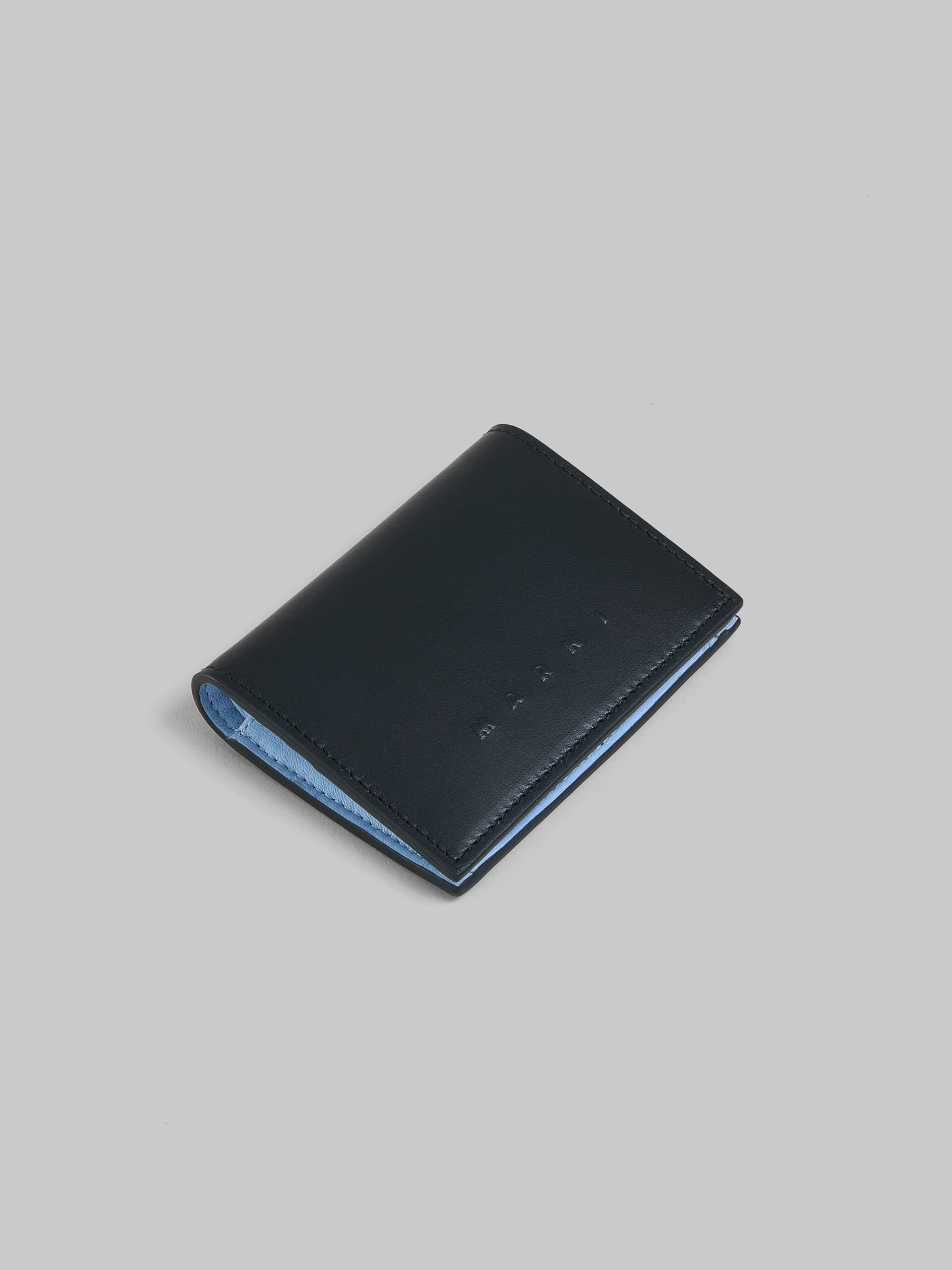 Portafoglio bi-fold in pelle blu con logo Marni in rilievo - Portafogli - Image 5