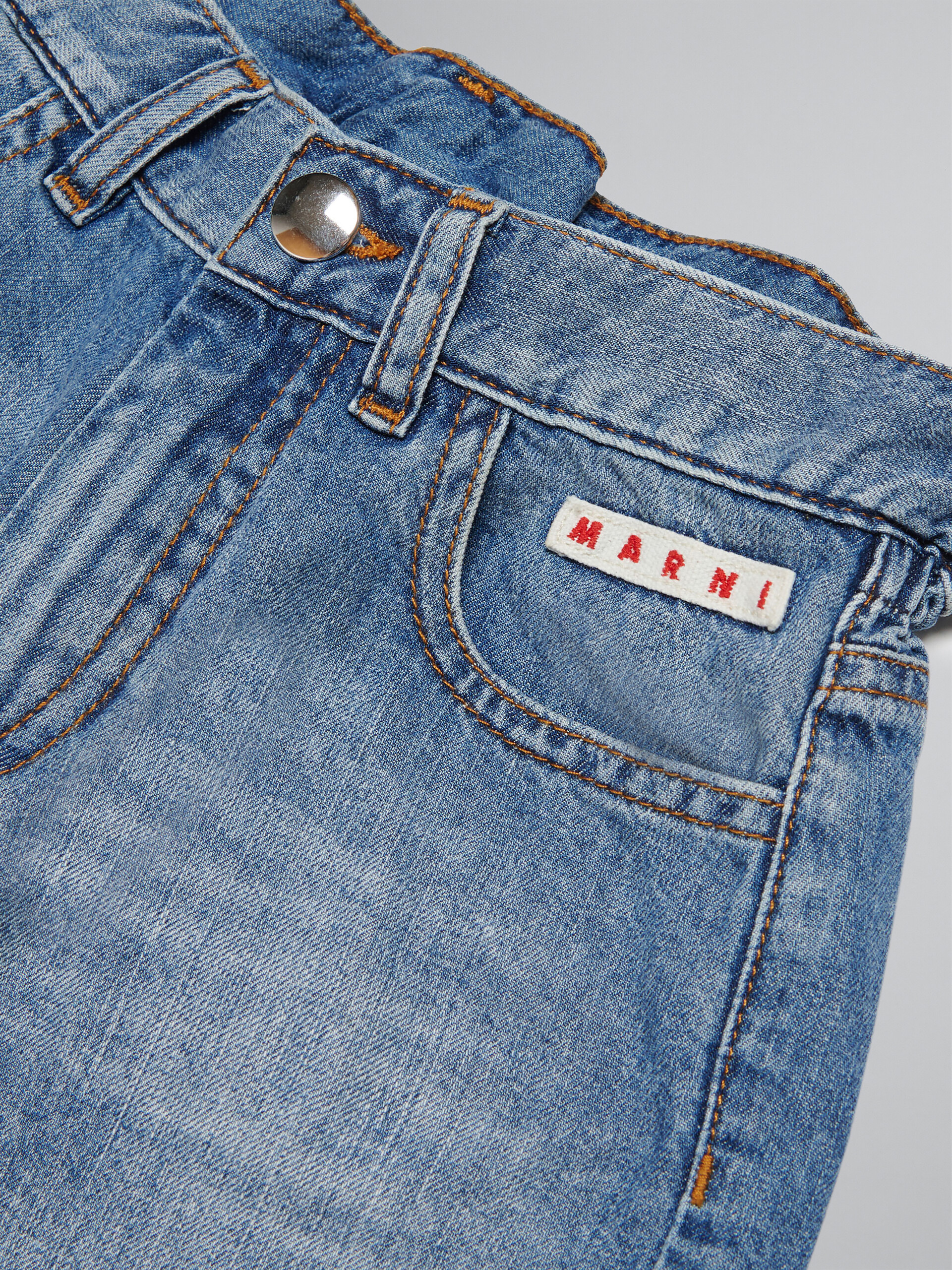 Denim-Shorts mit unverarbeiteten Rändern - Hosen - Image 3