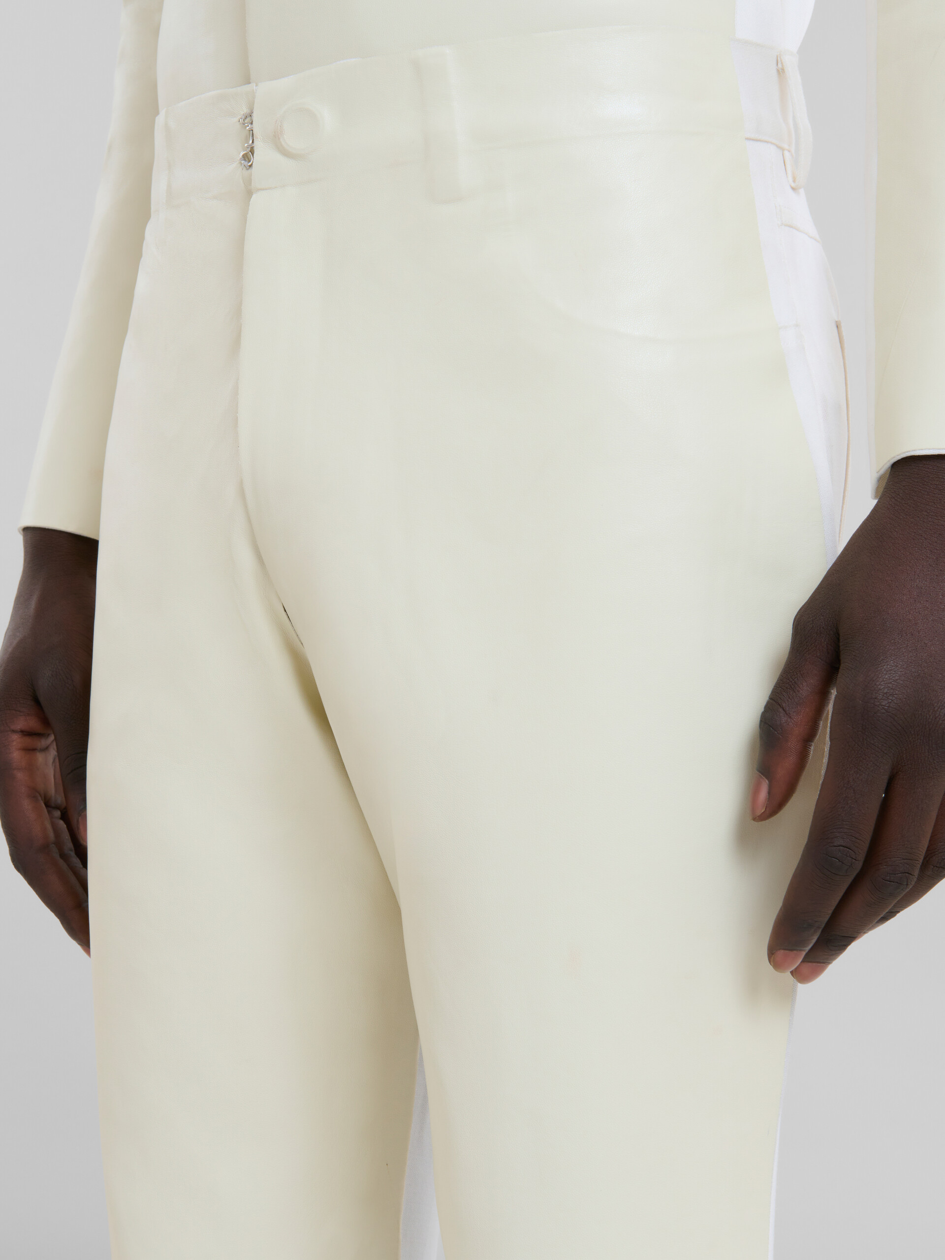 Pantalon à cinq poches blanc en laine et tissu enduit - Pantalons - Image 4