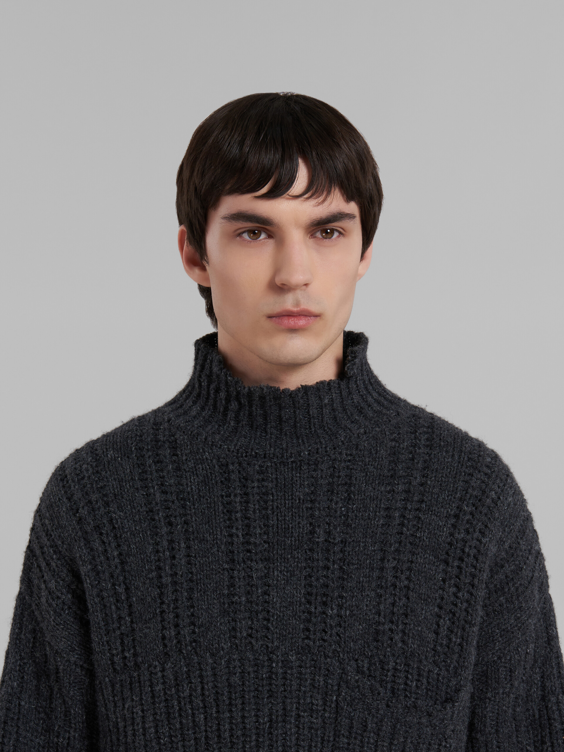 Maglione in lana vergine grigia con fondo effetto rovinato - Pullover - Image 4