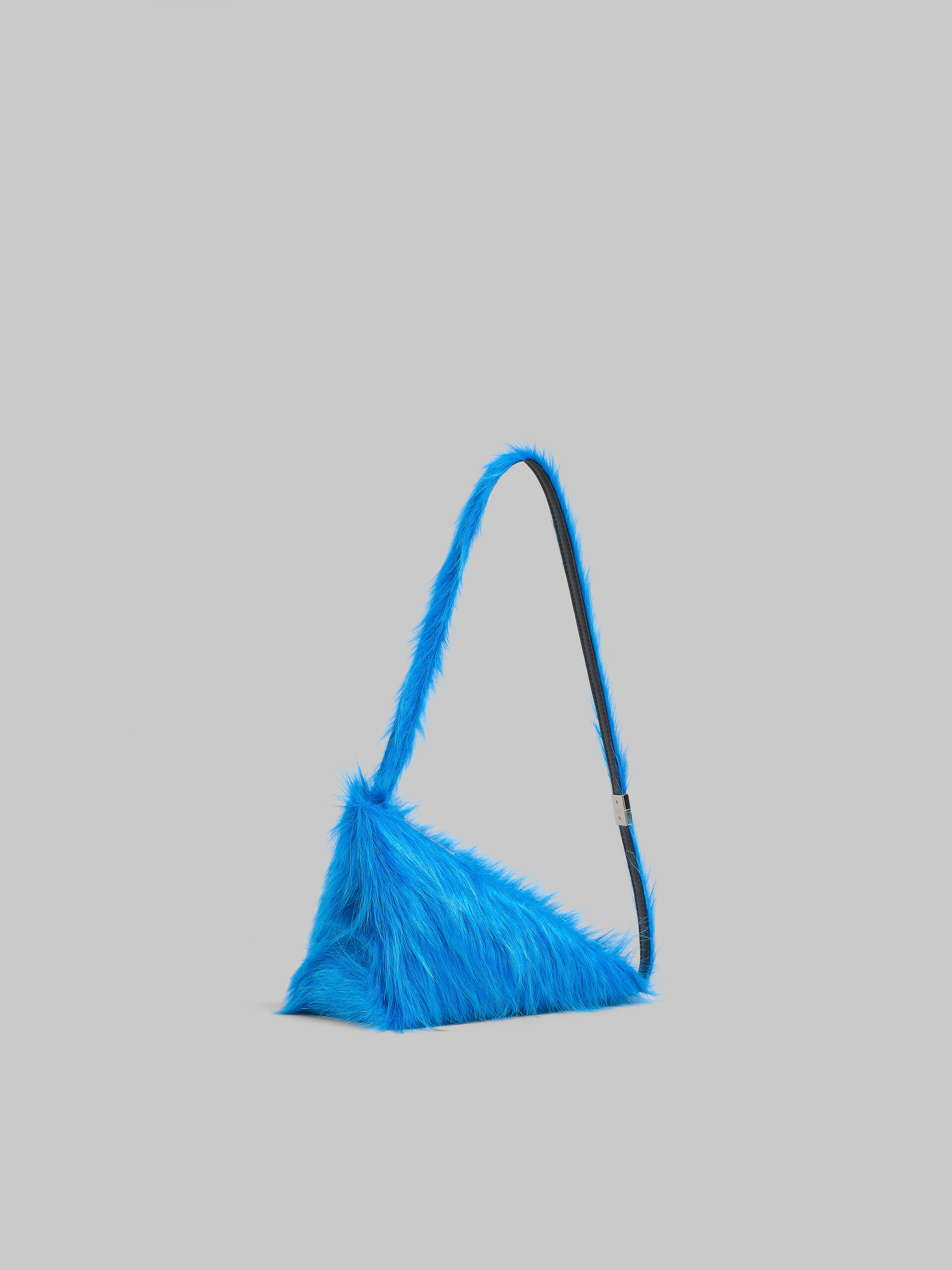 Sac à bandoulière triangulaire Prisma bleu en cuir de veau à poils longs - Sacs portés épaule - Image 6