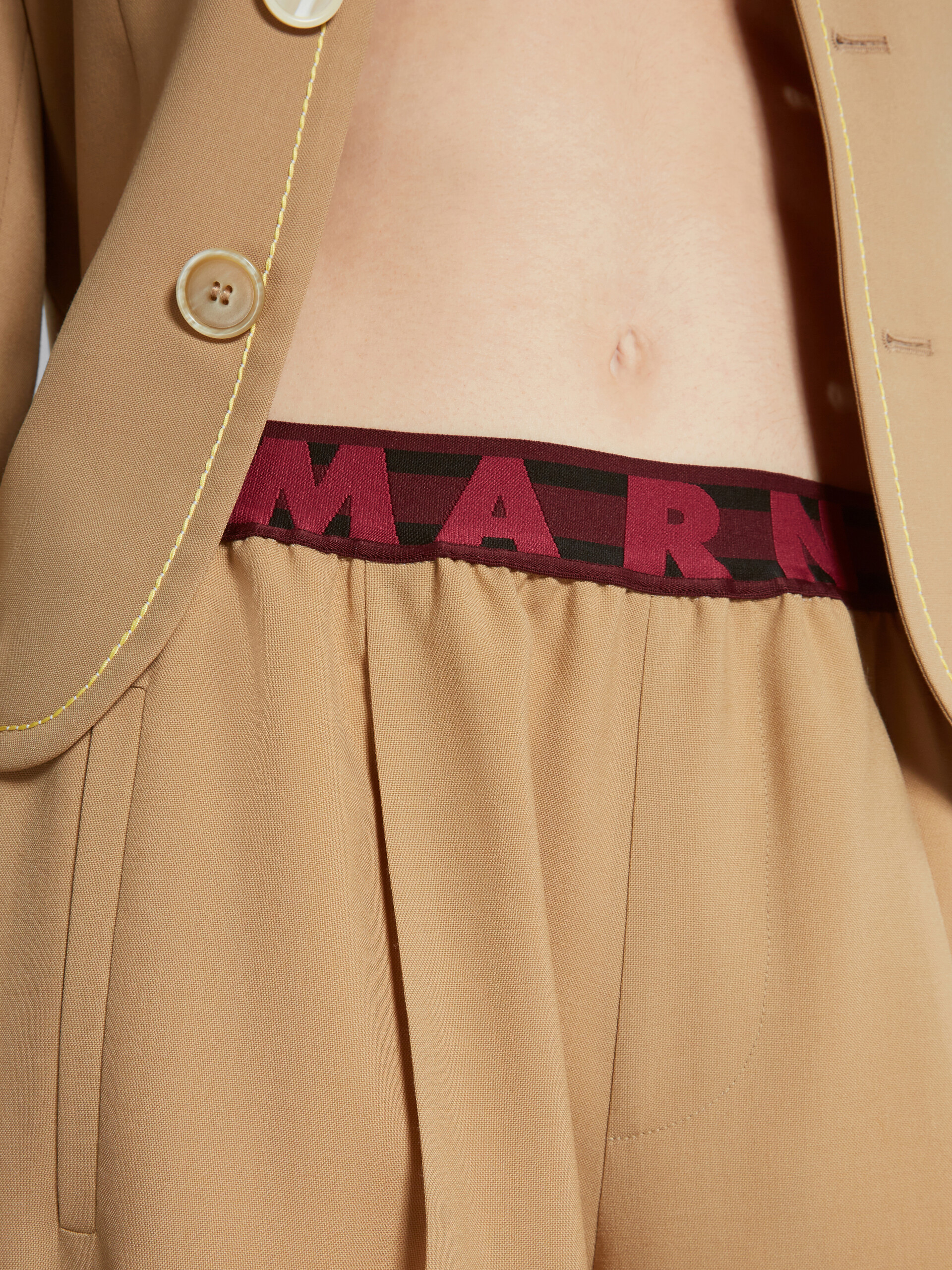 Pantalones acampanados beige de lana con logotipo en la cintura - Pantalones - Image 4