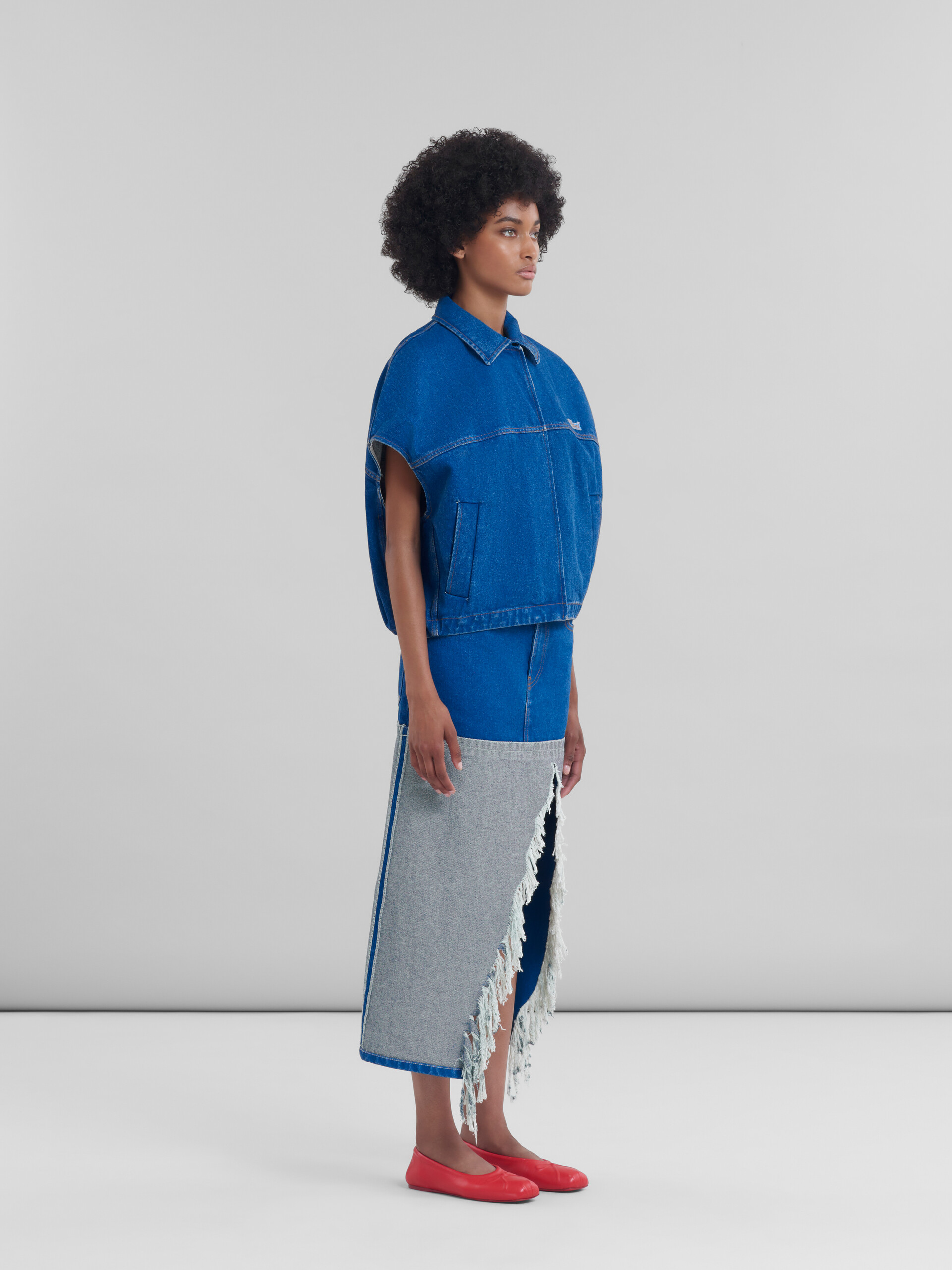 Veste à manches courtes en denim biologique bleu avec patch effet raccommodé Marni - Manteaux - Image 6