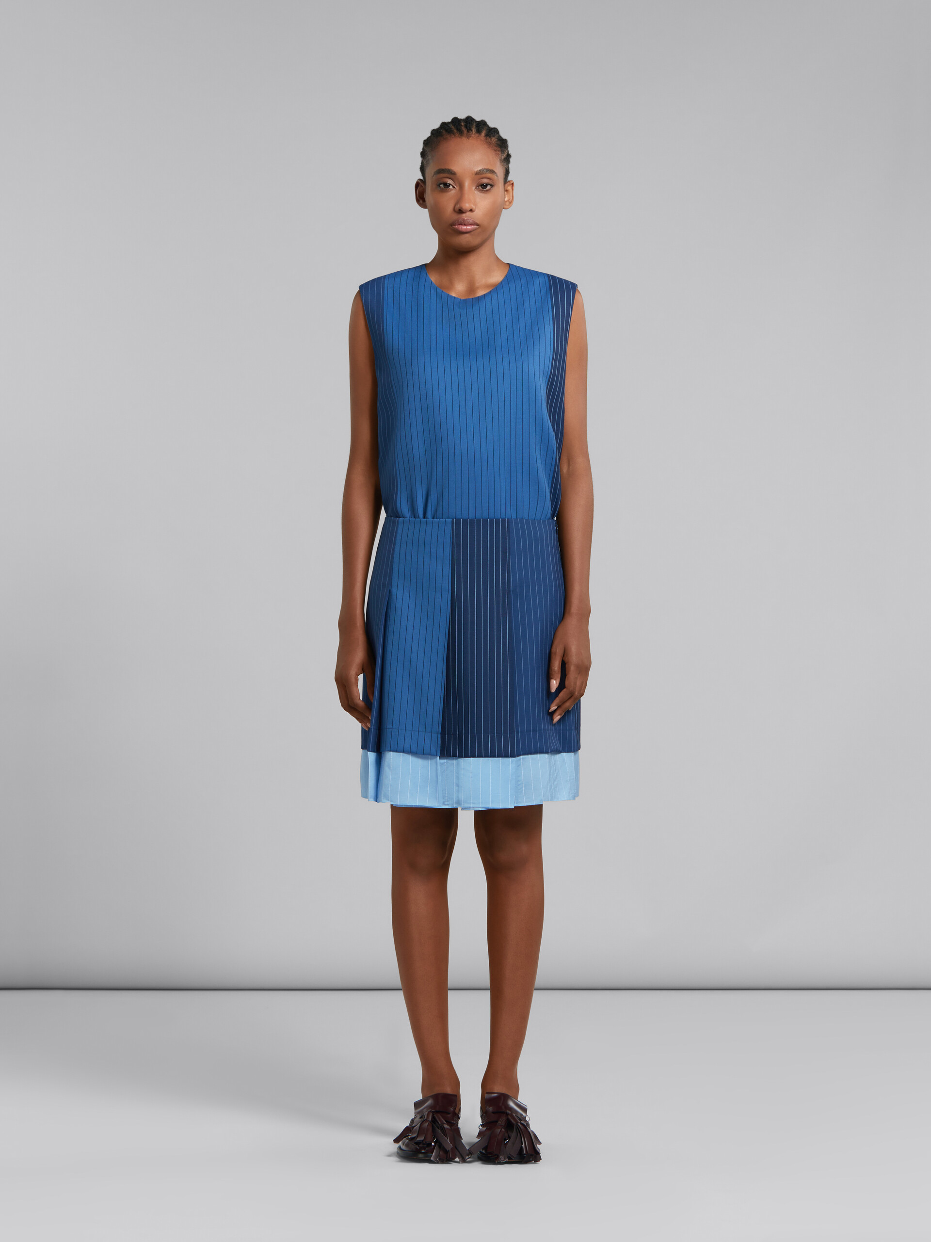 Mini-jupe en laine à fines rayures avec dégradé bleu et plis - Jupes - Image 2