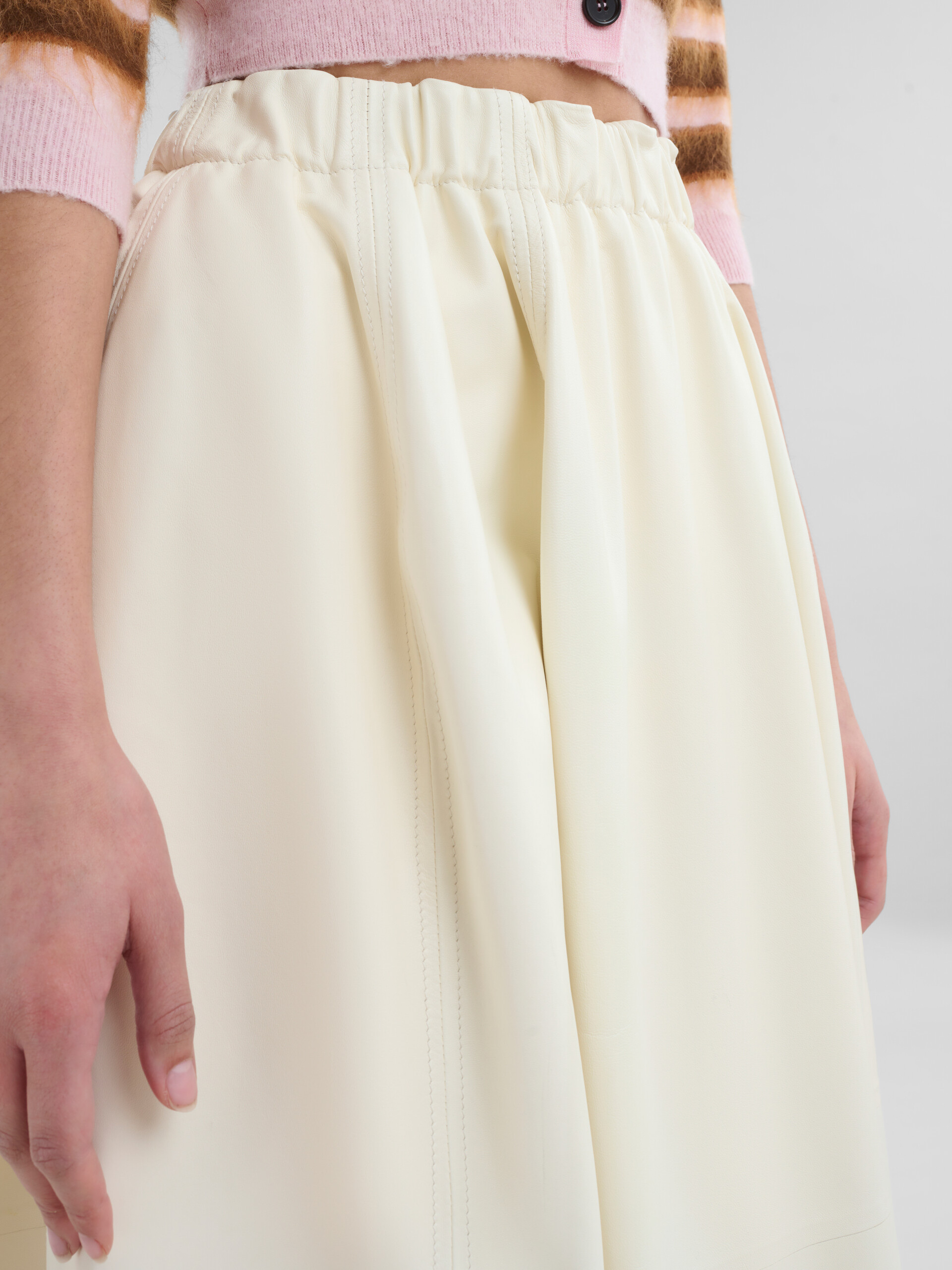 クリーム ナッパレザー製 伸縮性のあるミディ丈スカート - スカート - Image 4