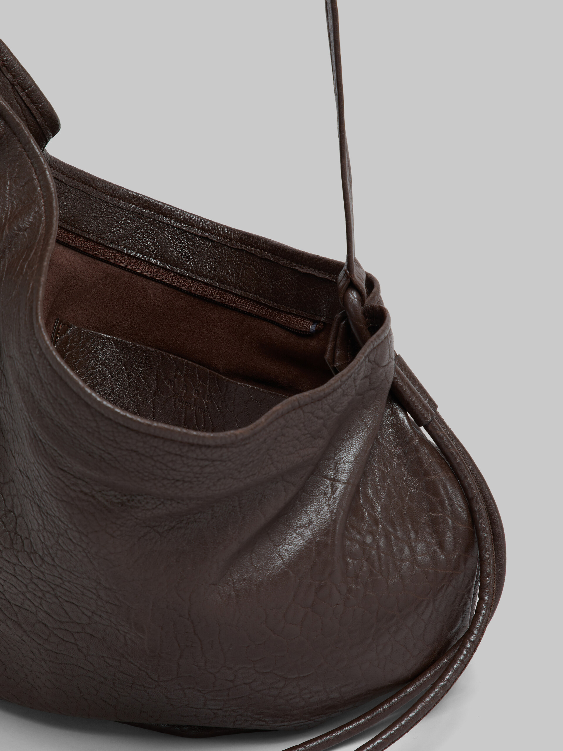 Petit sac Hobo en cuir nappa marron - Sacs portés épaule - Image 4