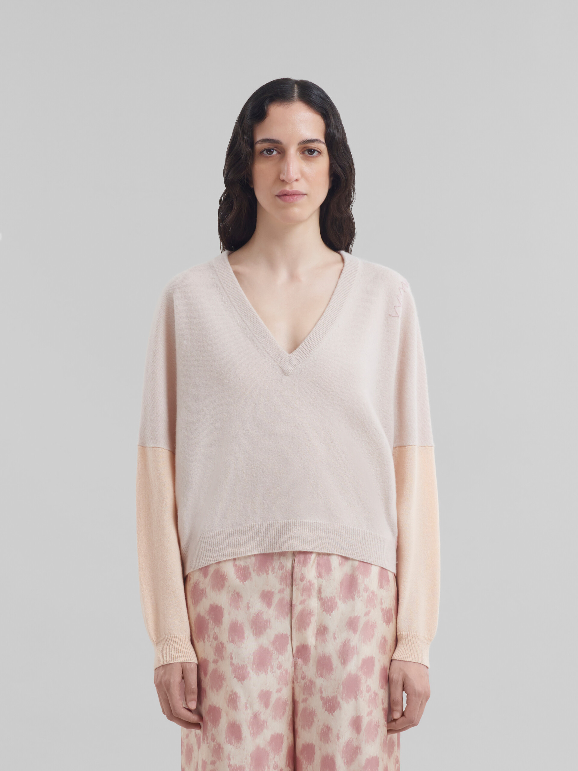 Maglia a V in lana e cashmere rosa pesca color block - Pullover - Image 2